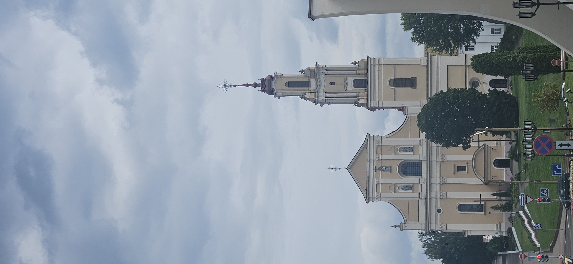 Hrodna city highlights: church, castle, river, and Soviet tank monument