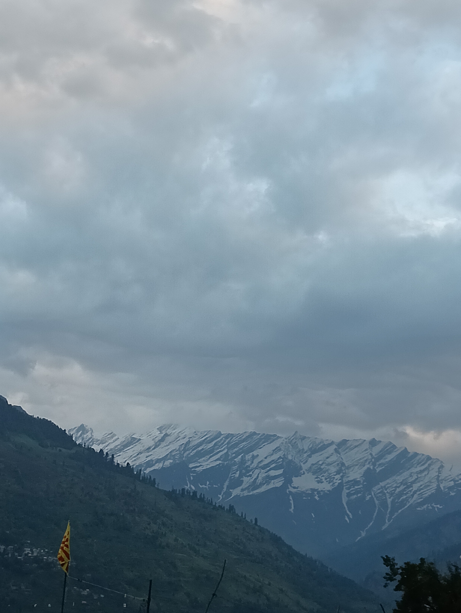 Overcast morning in Vashisht: Himalayan peaks, local streets, everyday life