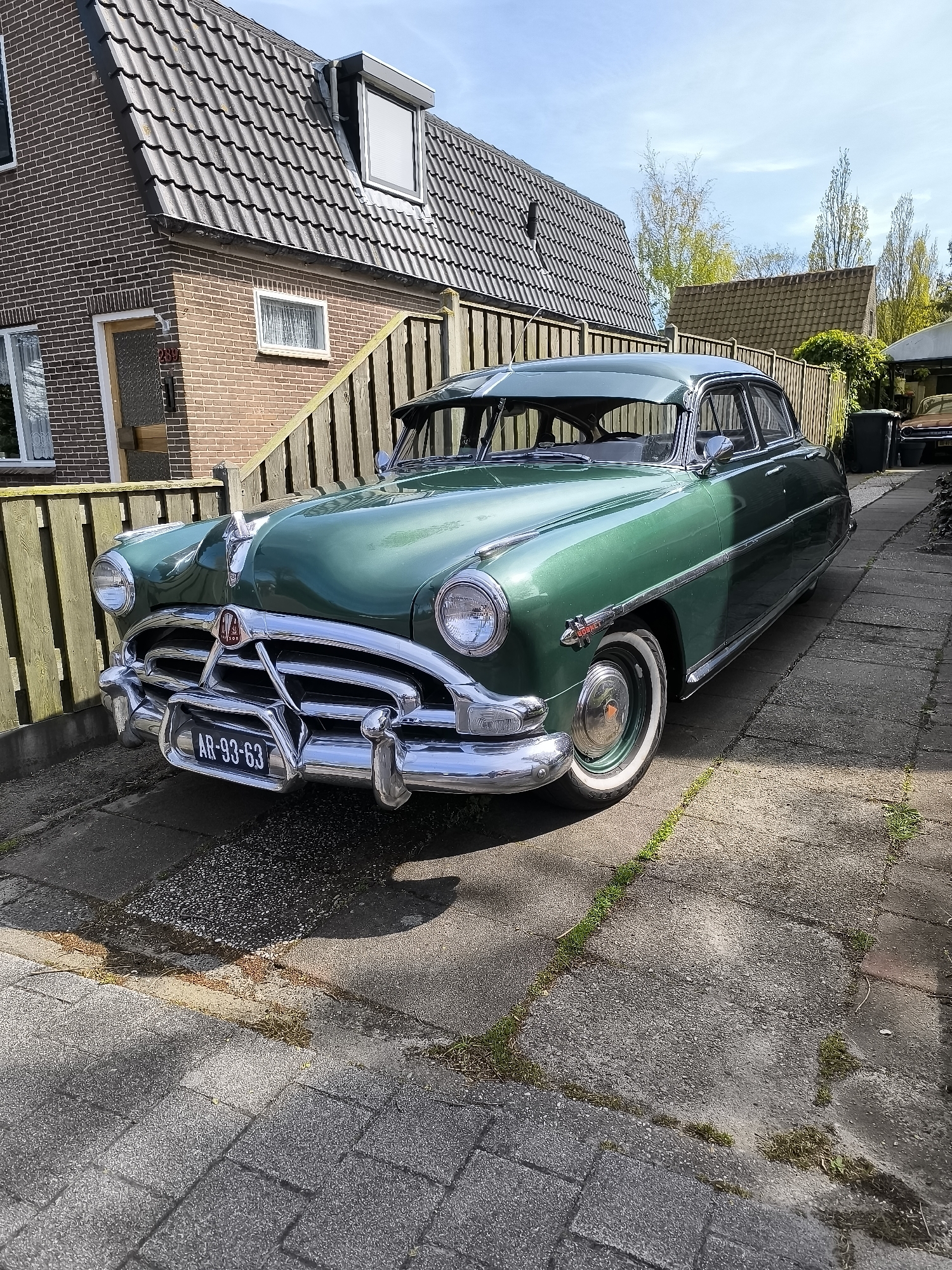 Green vintage car spotted in Bergen driveway