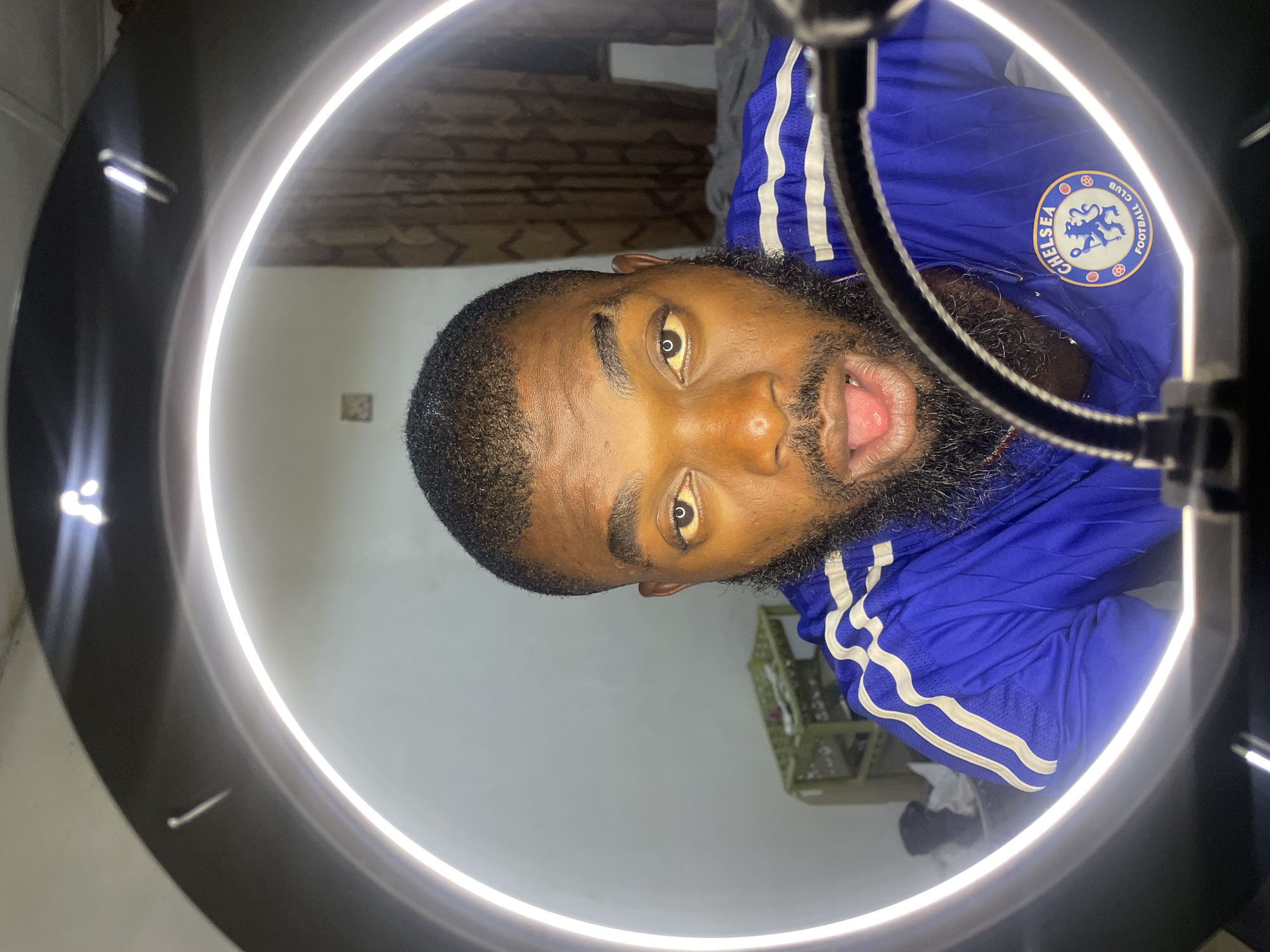 Chelsea jersey, ring light, gaming controller — content session in Jos