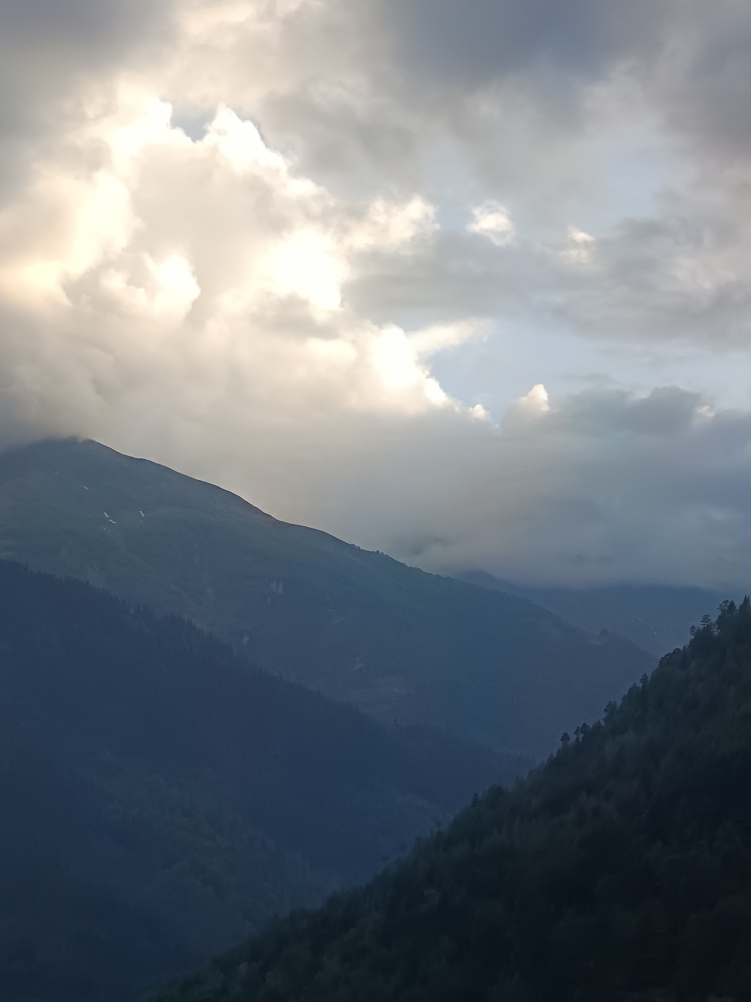 A midday wander through Vashisht village, mountains and all