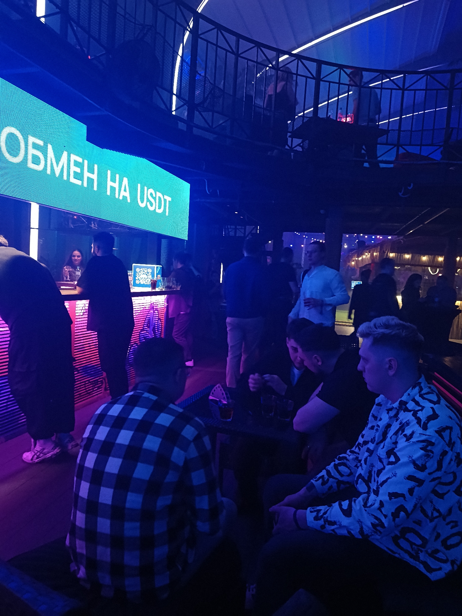 Moscow nightclub scenes captured over three-hour evening period