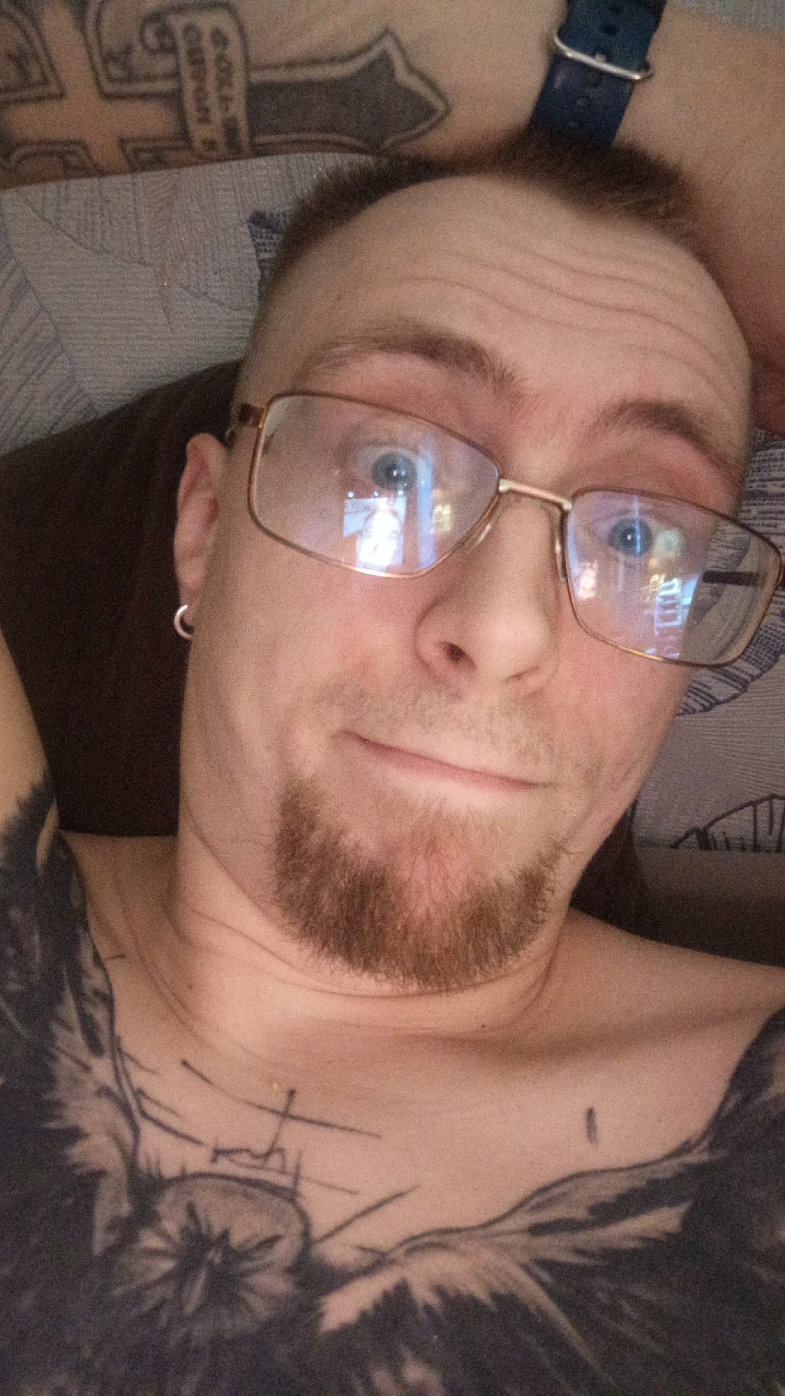 Casual afternoon at home, selfies and TV screens