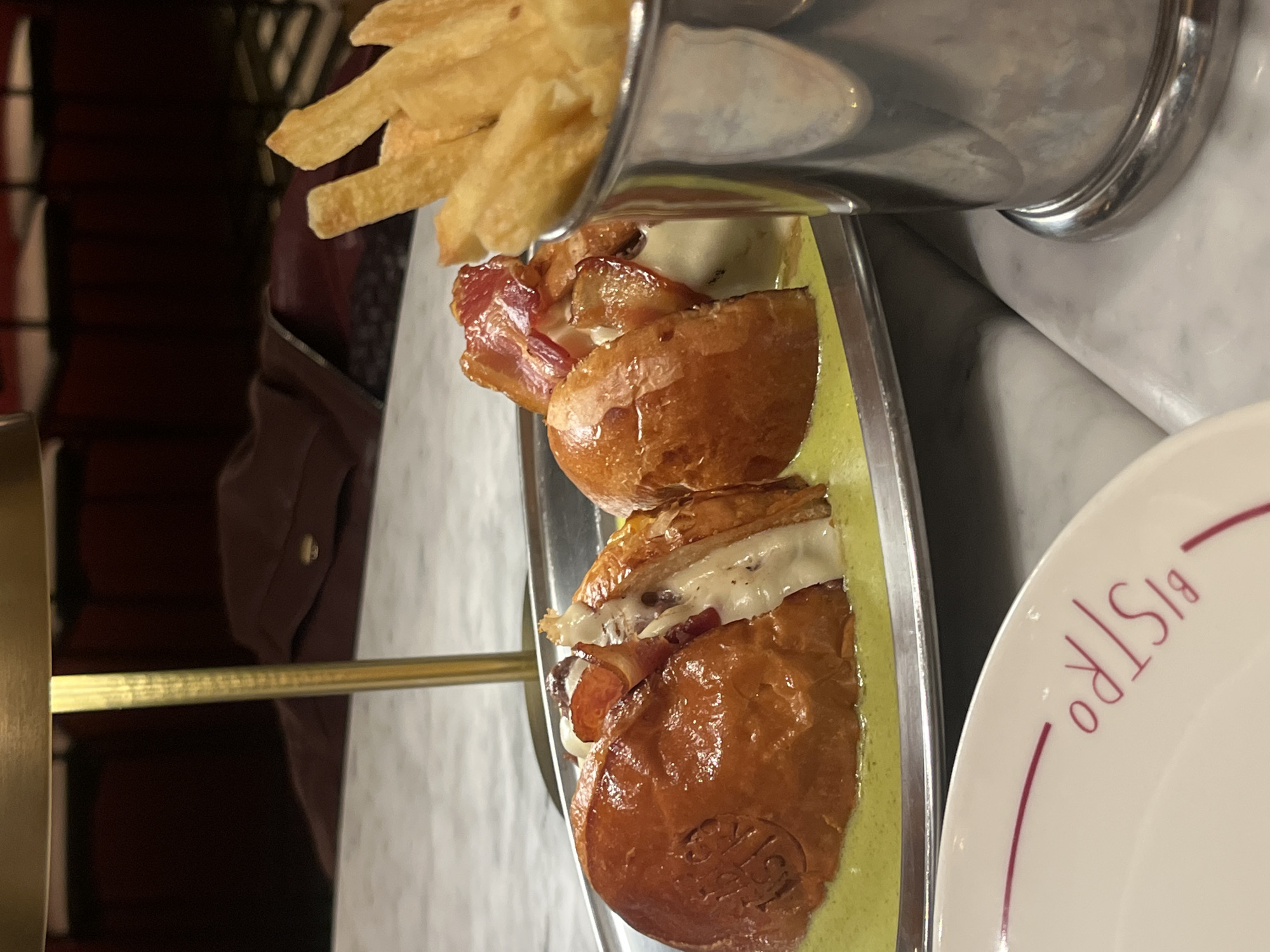 Restaurant serves mini-burgers and cone-style fries in Madrid
