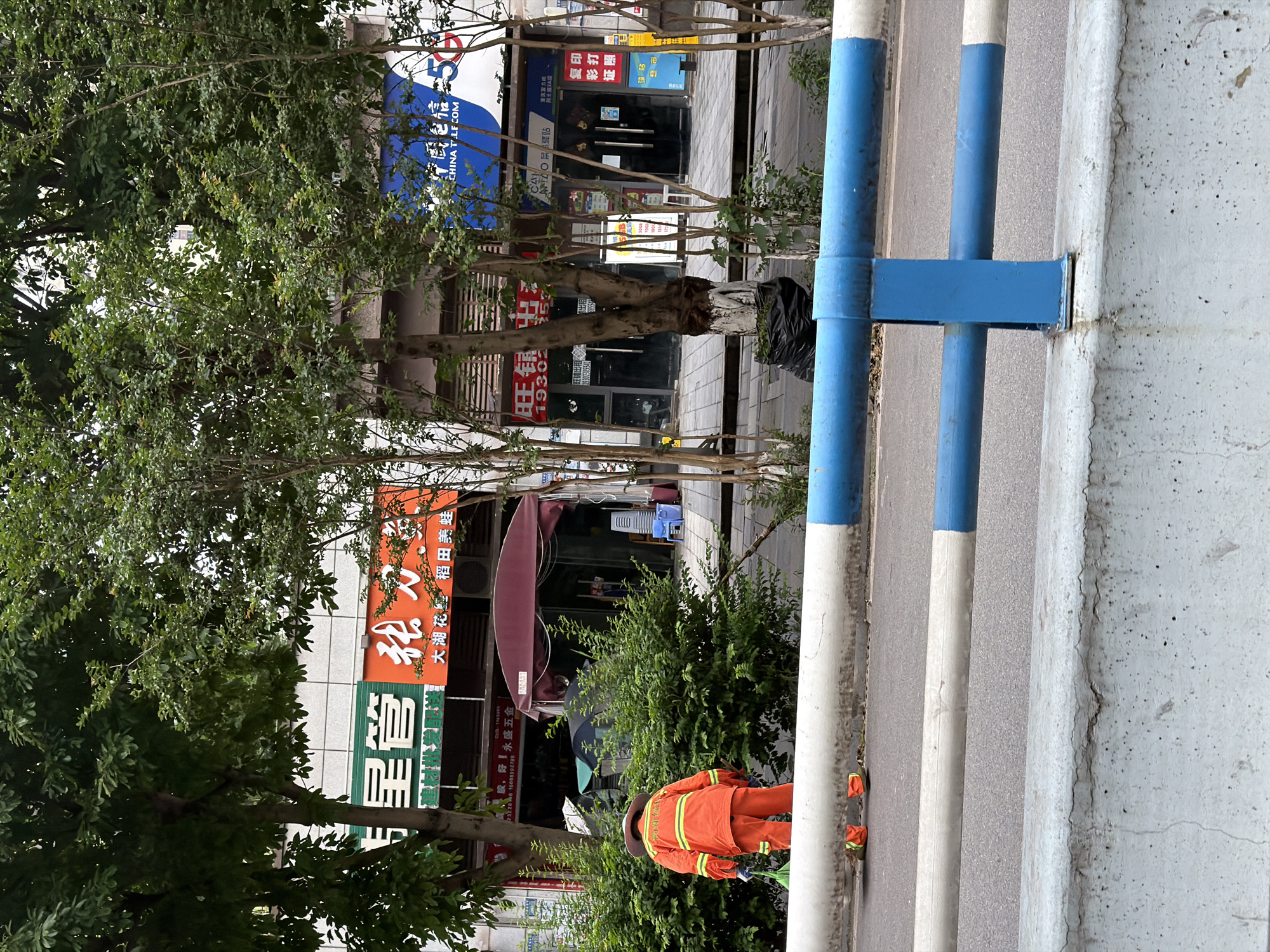 Routine street scenes documented in Chongqing High-tech Zone