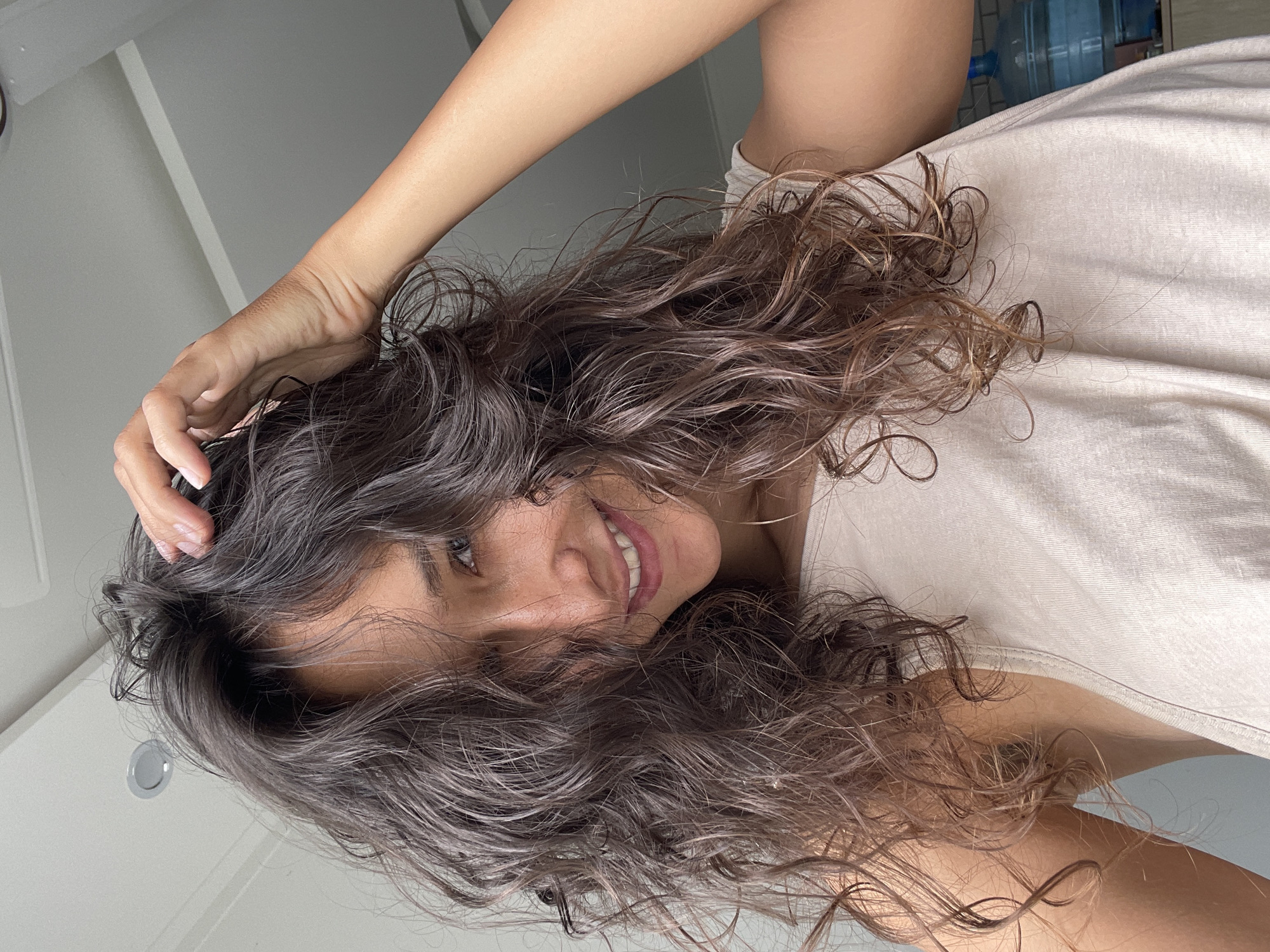 Woman takes morning selfies in Mũi Né resort room