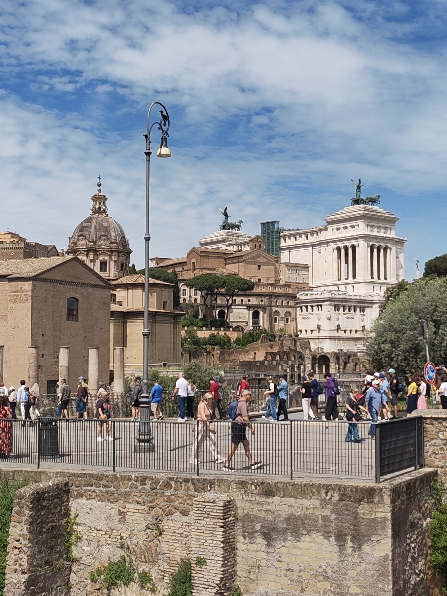 Morning tourist activity documented across Rome's historic sites