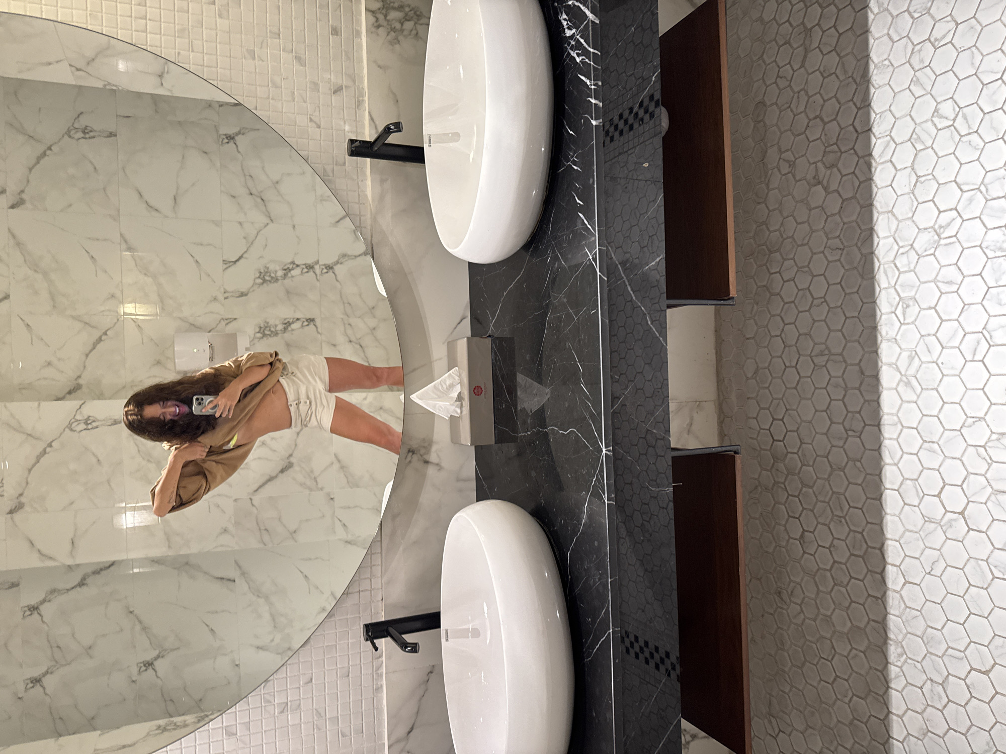 Woman records selfies in bathroom, visits wine store in Đà Nẵng