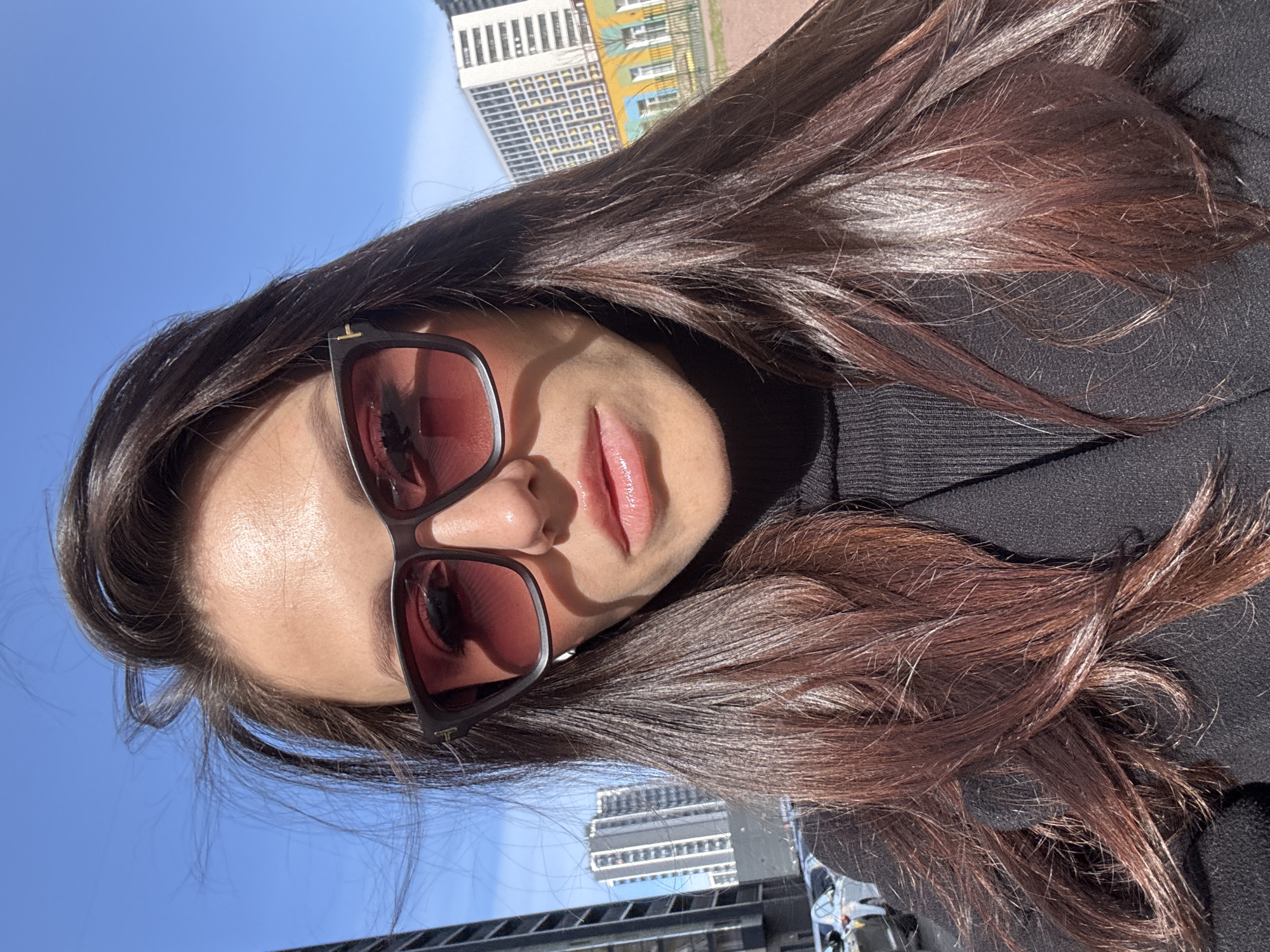 Woman documents casual afternoon moments in Murino, Russia