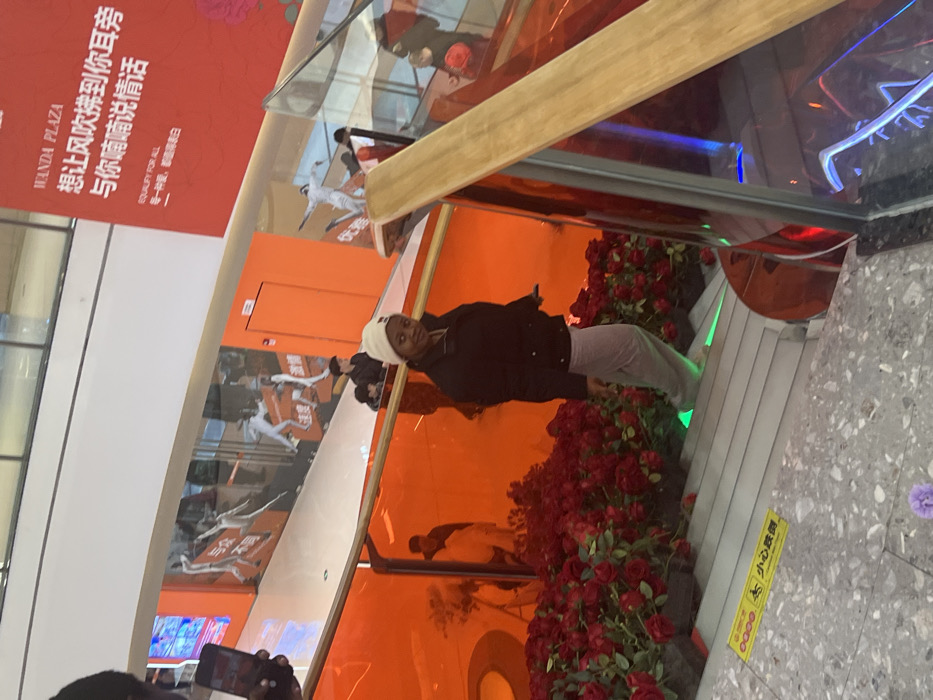 Afternoon shopping activity observed at Jiangjin mall during New Year season