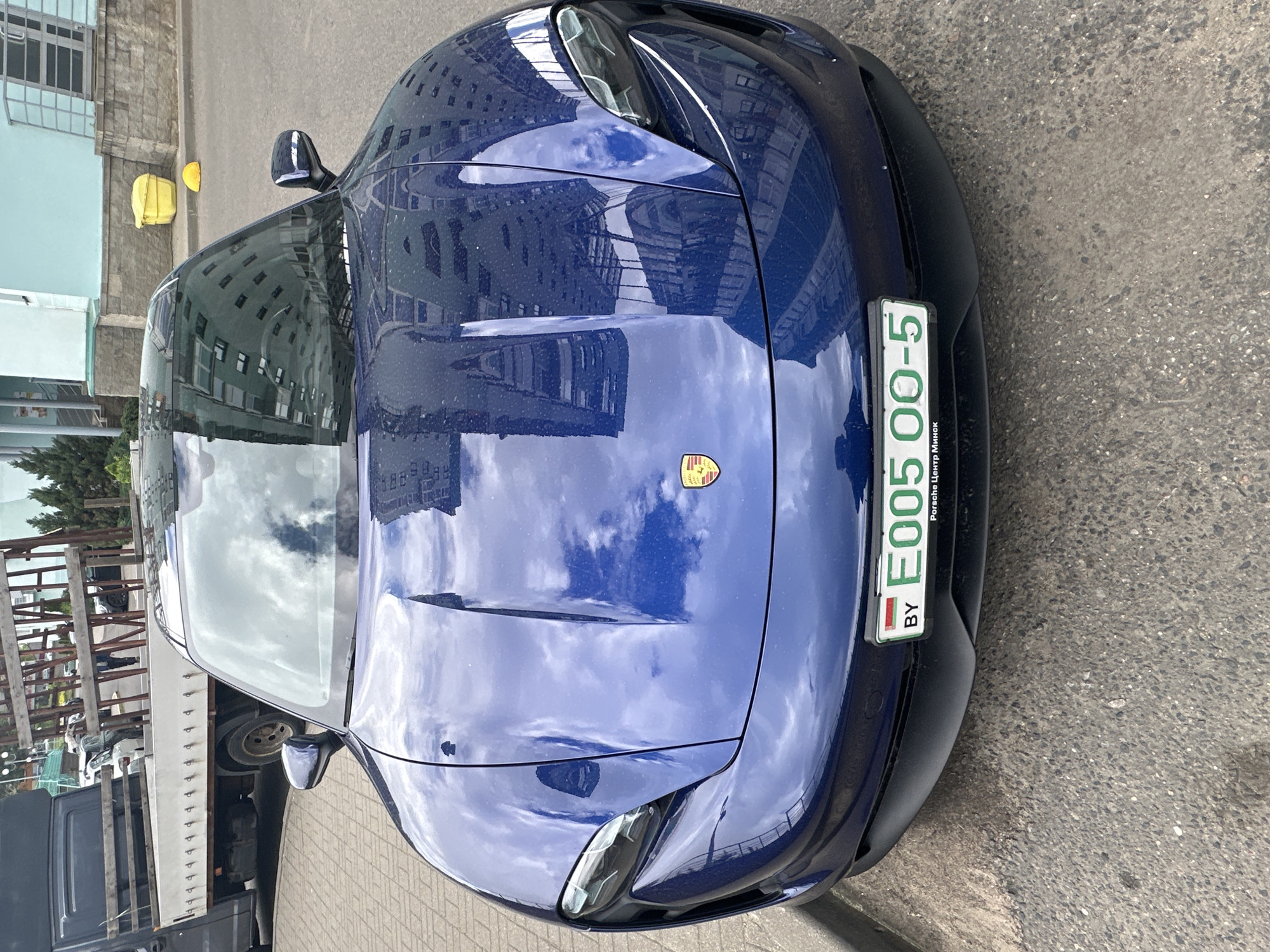 Morning vehicle observations across Minsk include damaged car, wildflowers