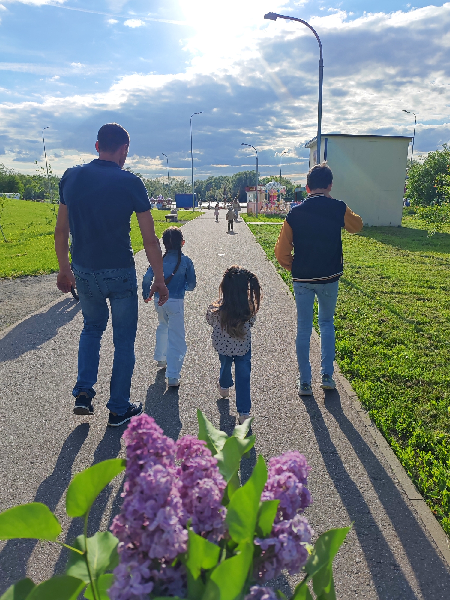 Family enjoys afternoon outing at Bronnitsy community park