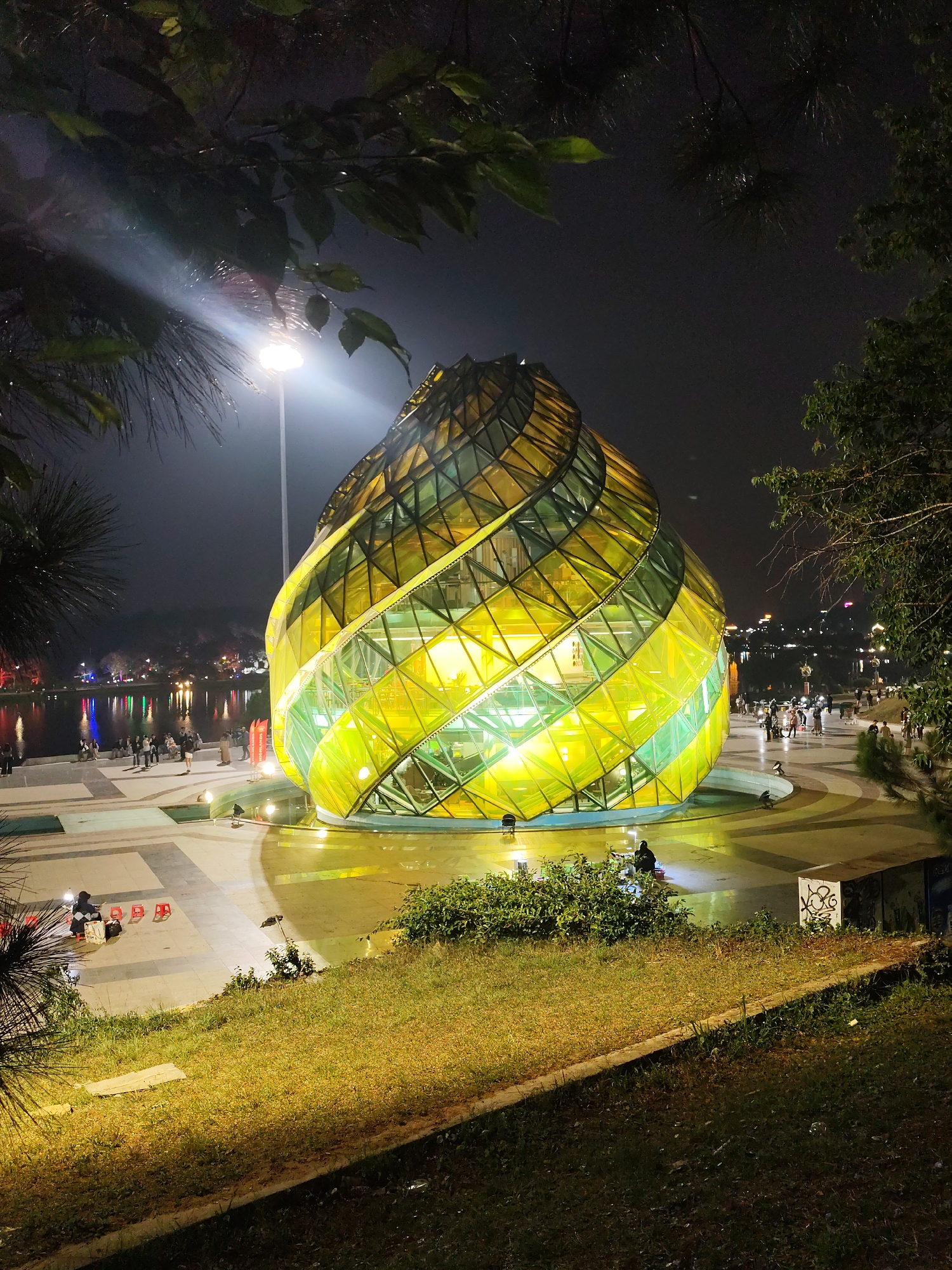 Da Lat's illuminated landmarks and evening activities documented April 3rd