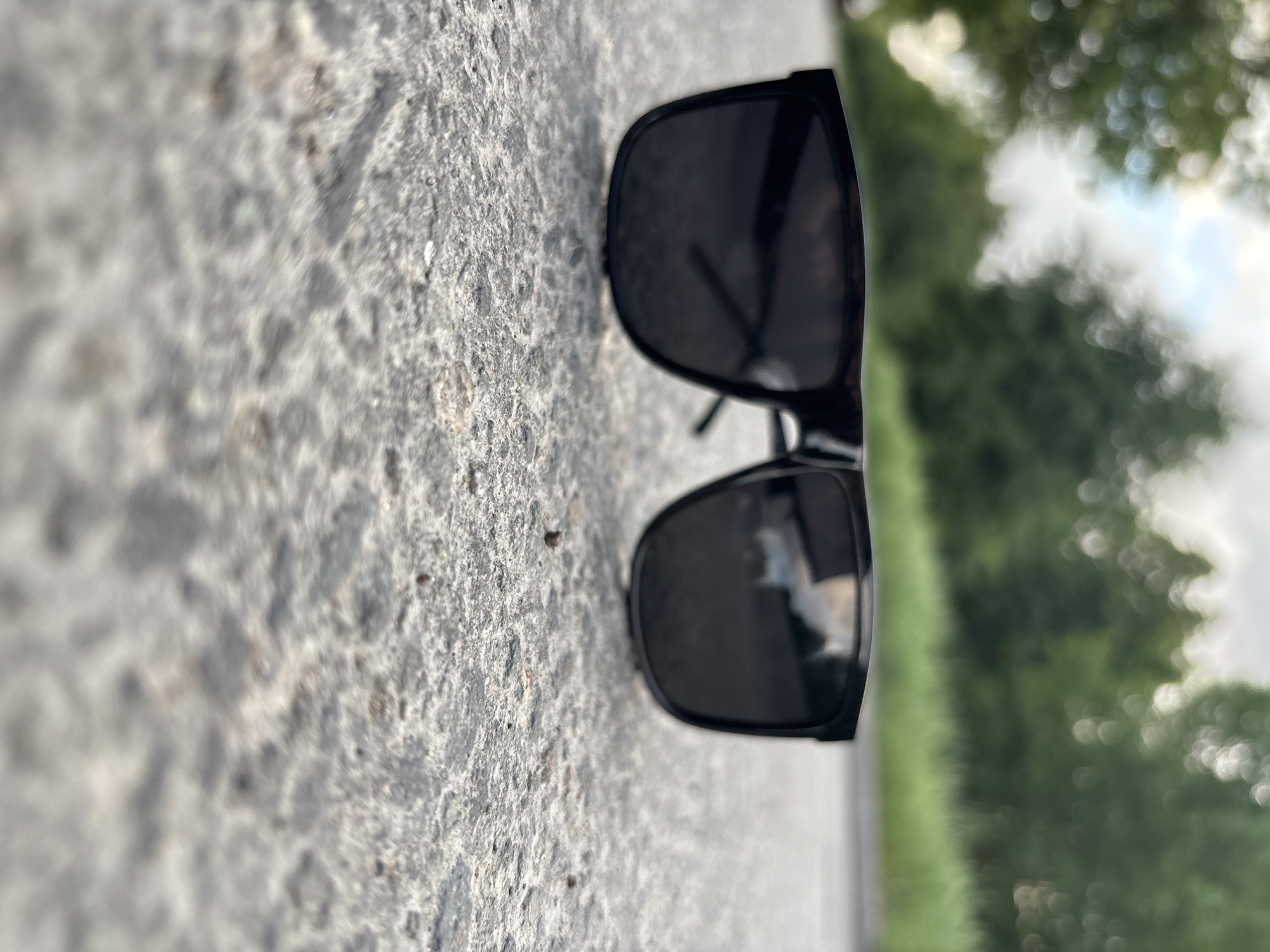 Urban witness captures rainy afternoon scenes, abandoned sunglasses