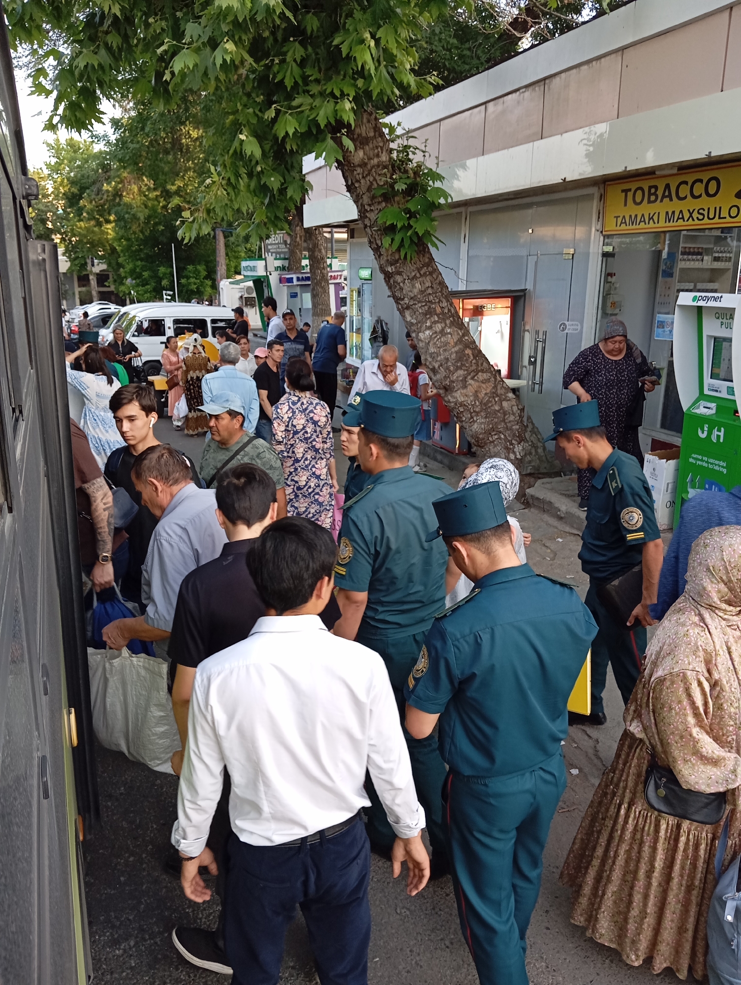 Crowds gather near bus at Tashkent market entrance