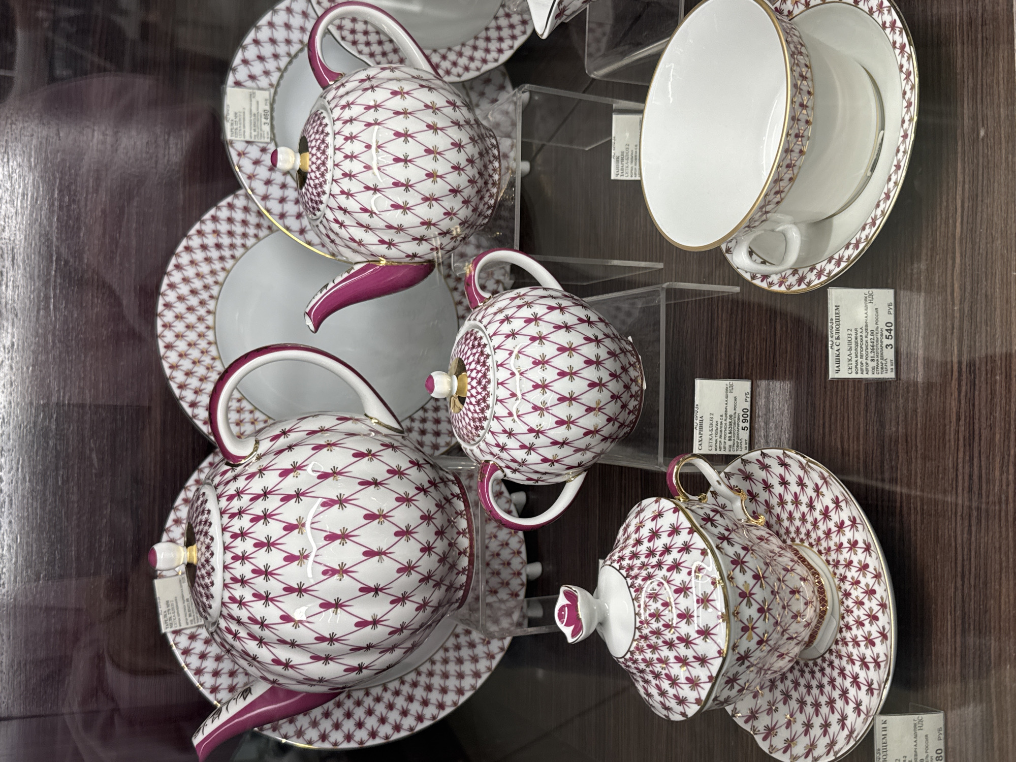 Porcelain shopping district documented in Saint Petersburg afternoon stroll