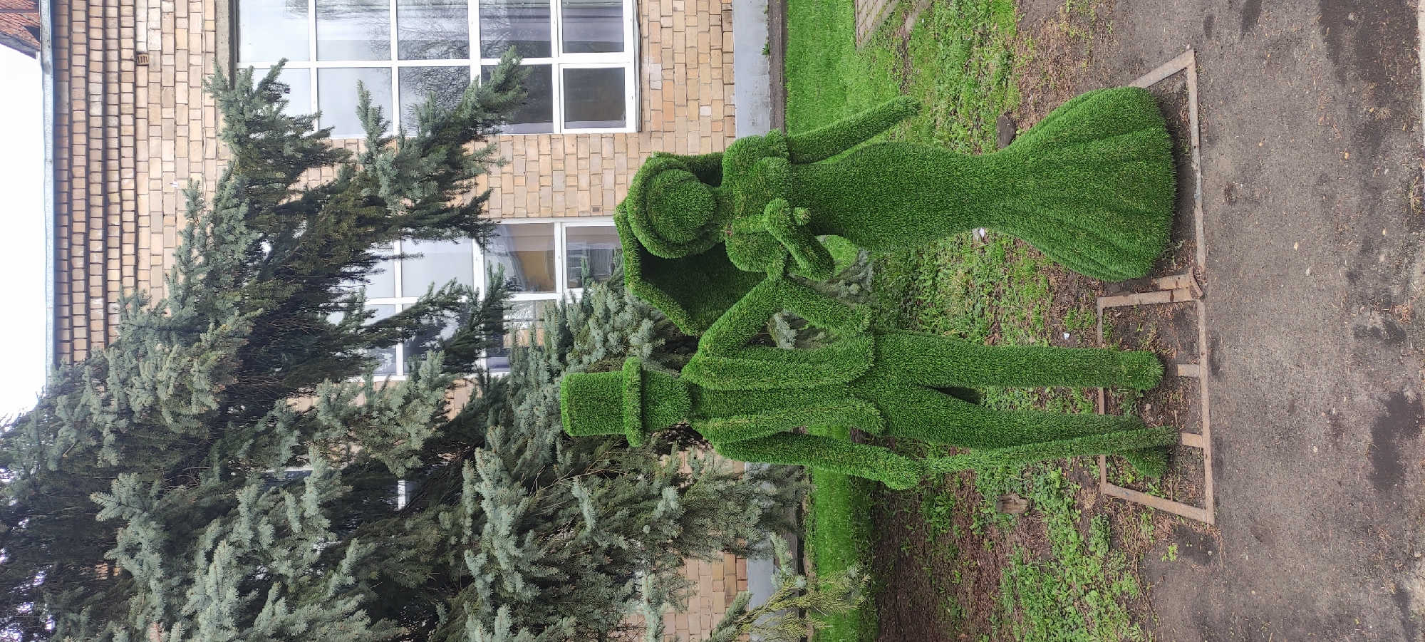 Formal couple topiary sculpture spotted in Shchyolkovo, Russia