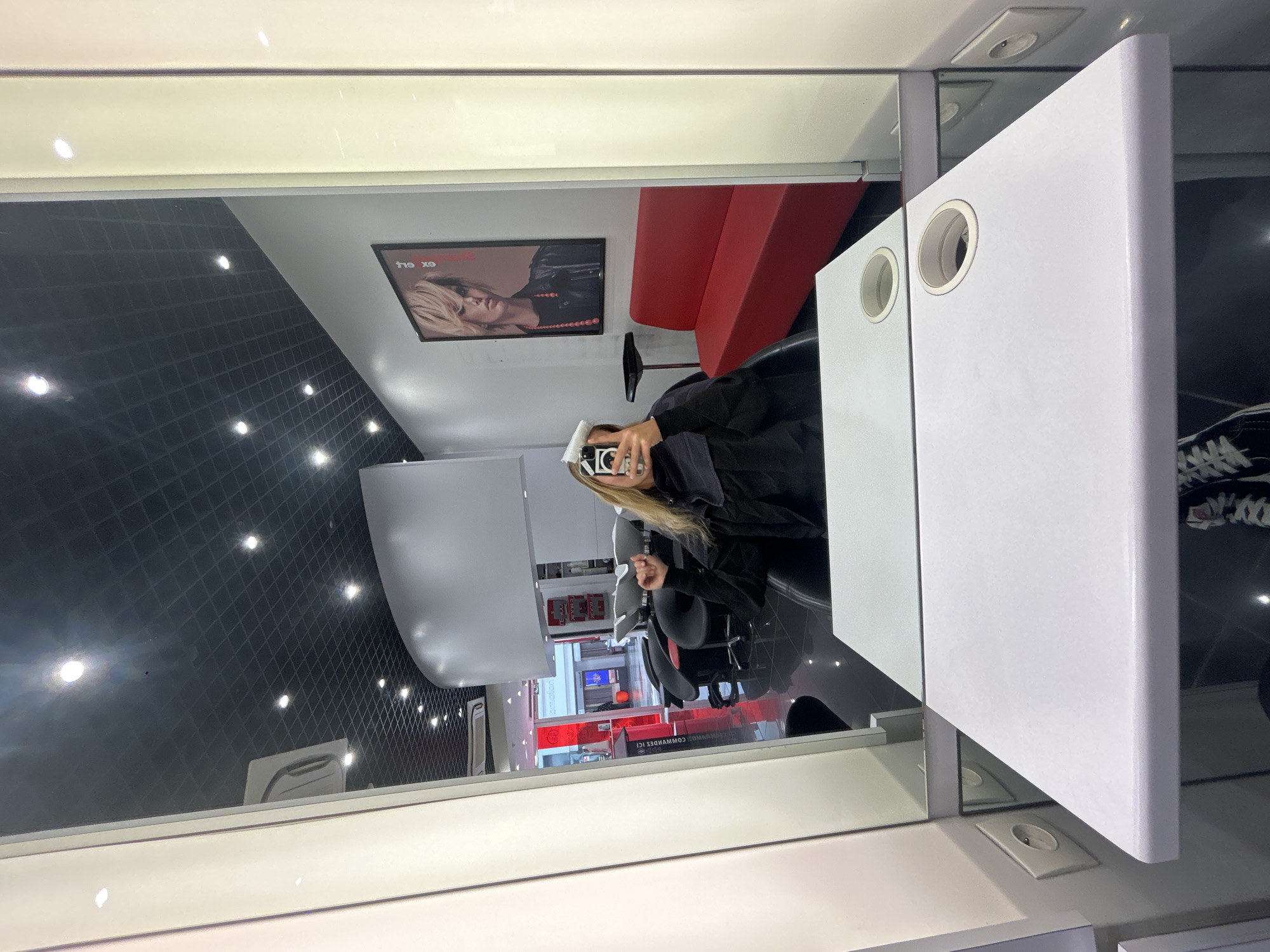 Woman documents hair salon visit through selfies in Leers
