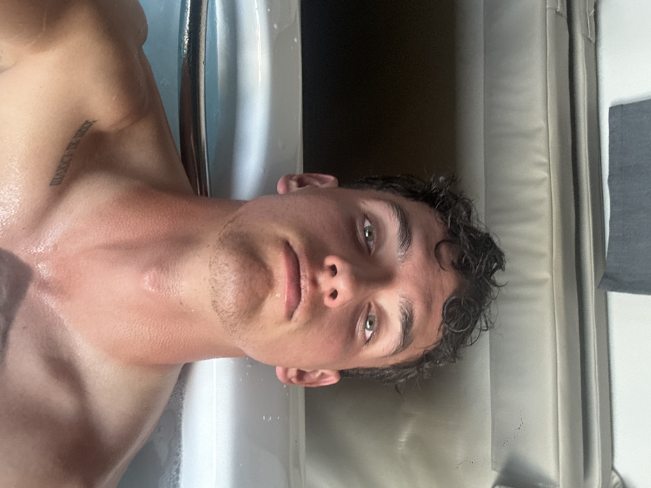 Man enjoys late-night hot tub session in León