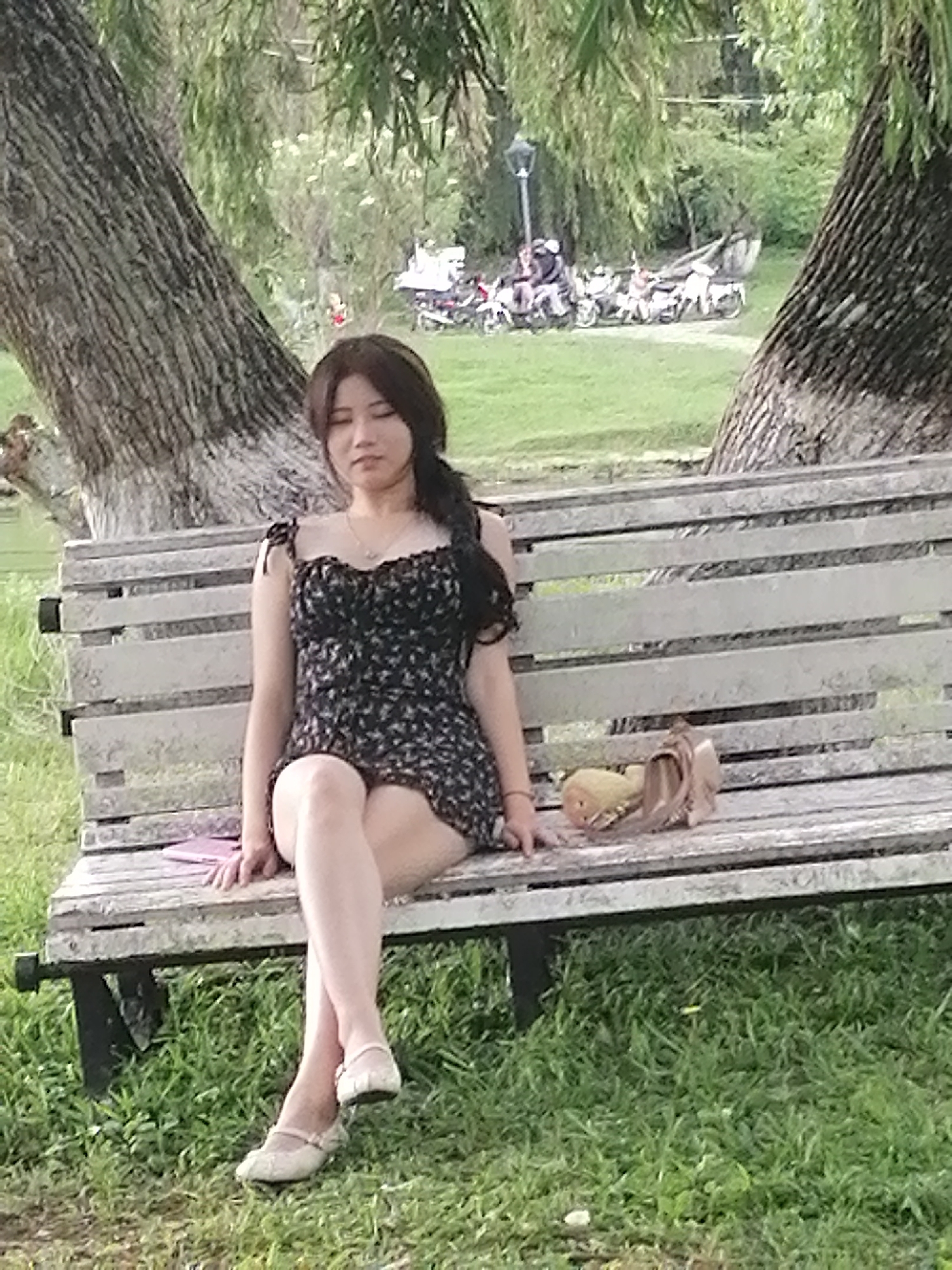 Quiet park moments: bench solitude and a waterside encounter