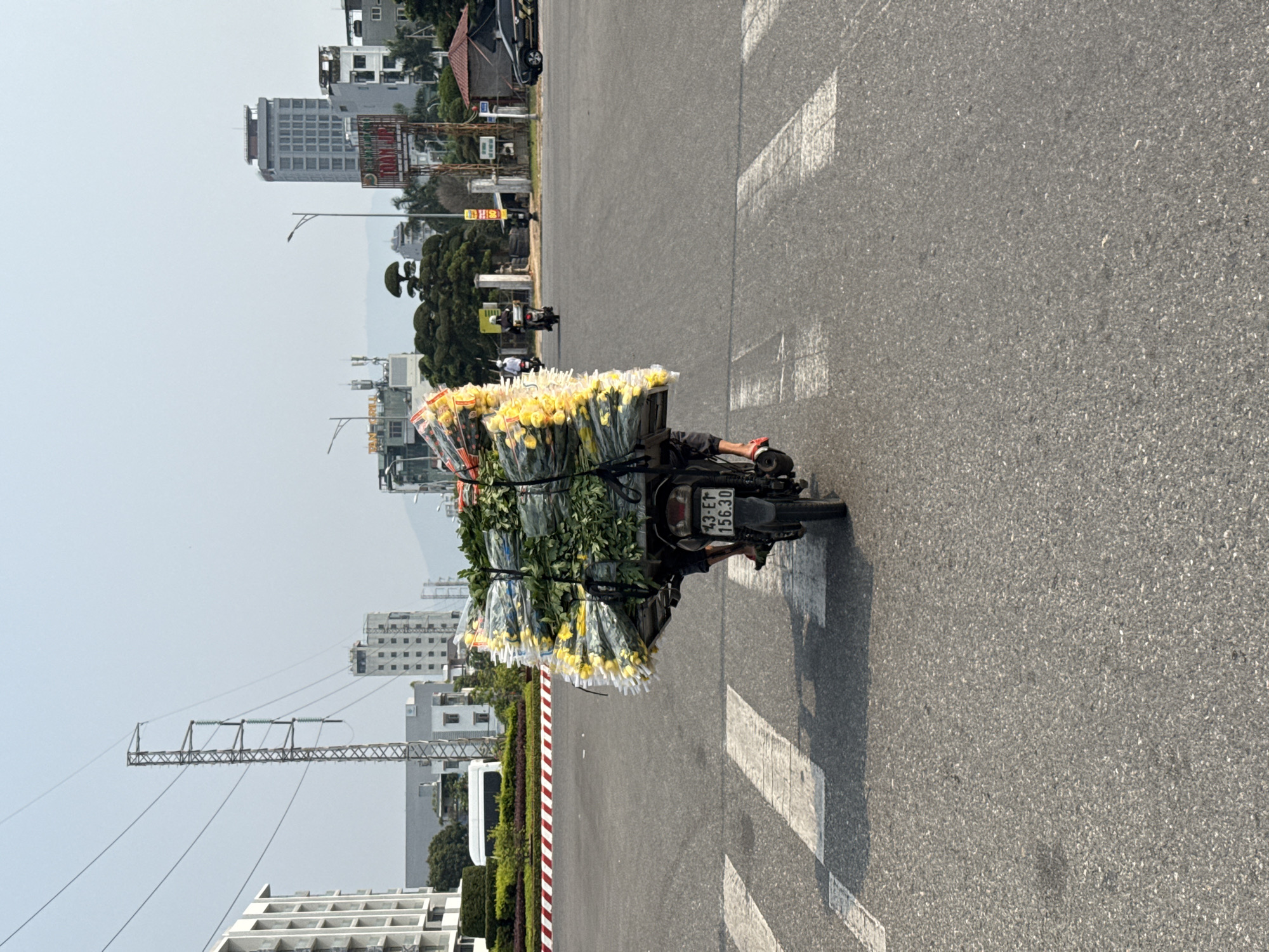 Early morning street life documented in Đà Nẵng, Vietnam