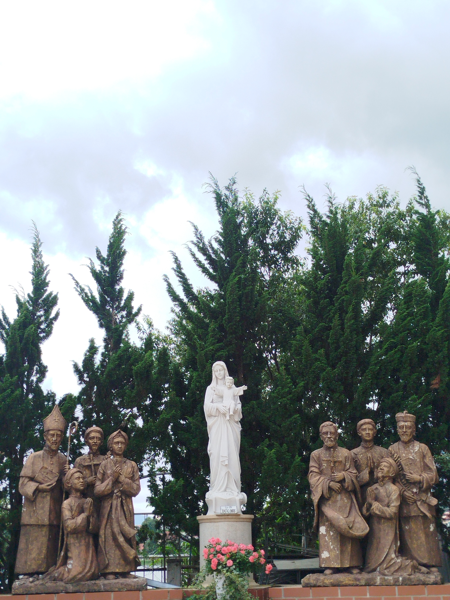 Churches, scooters, and street life across central Đà Lạt