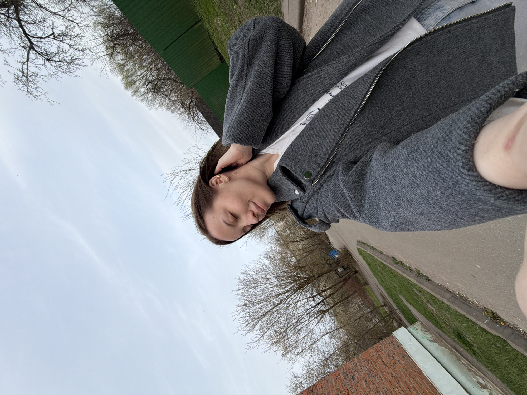 Casual outdoor moments documented in Reshetnikovo park area