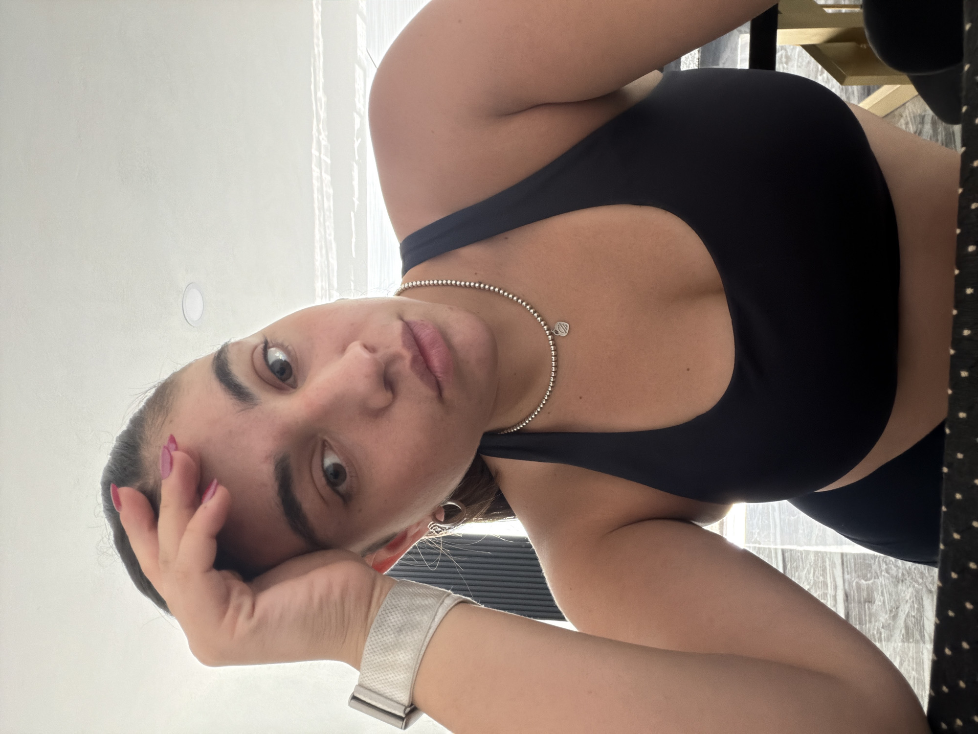 Woman documents daily life through selfies and home photos in Puebla