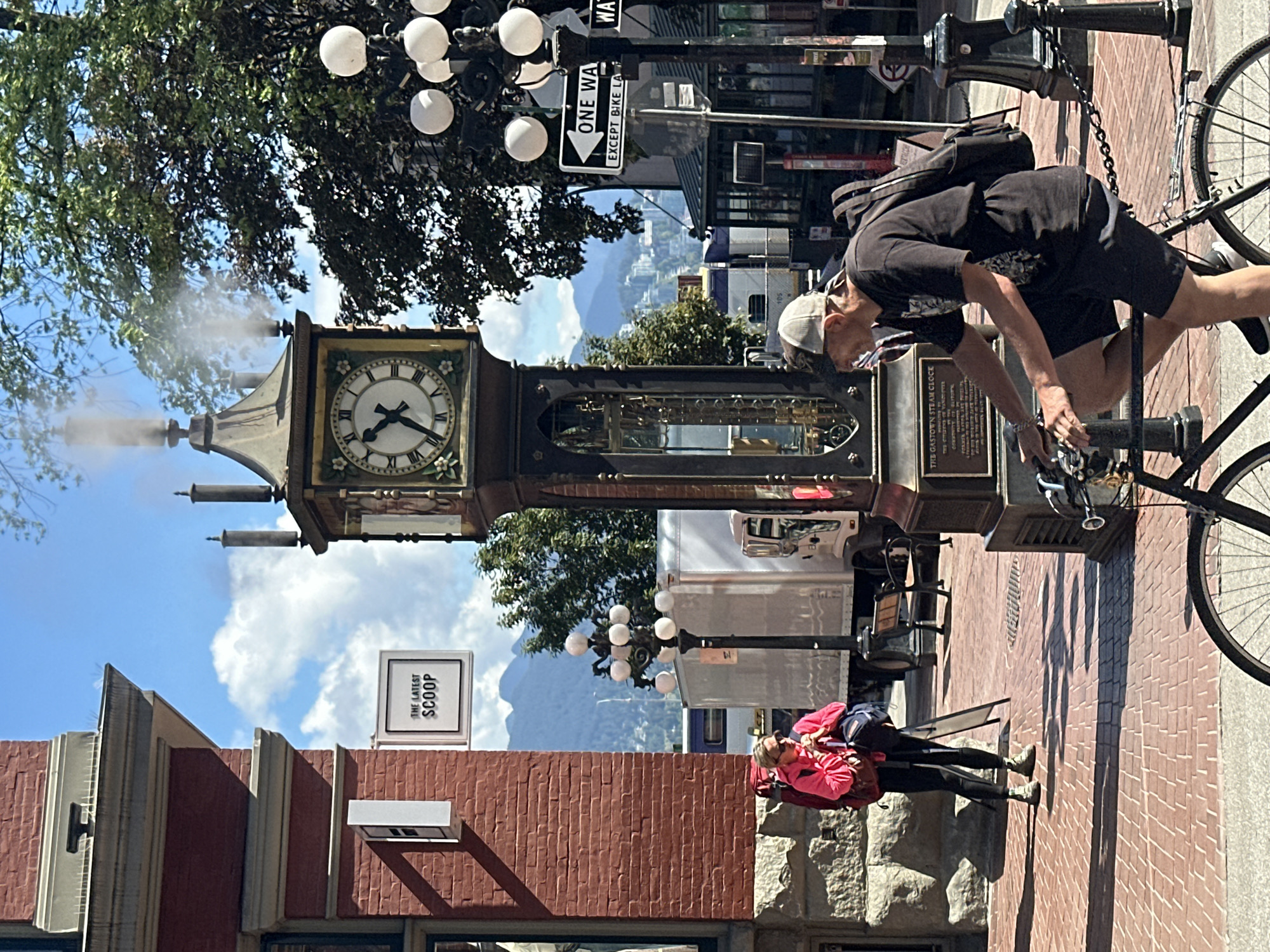 Vancouver's Gastown Steam Clock draws afternoon crowd