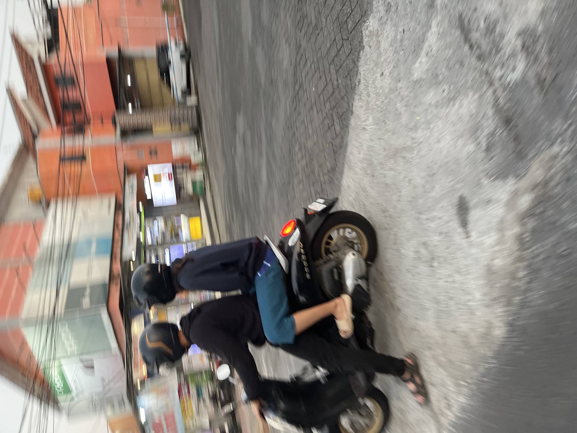 Everyday street life along a busy Sumorame corridor