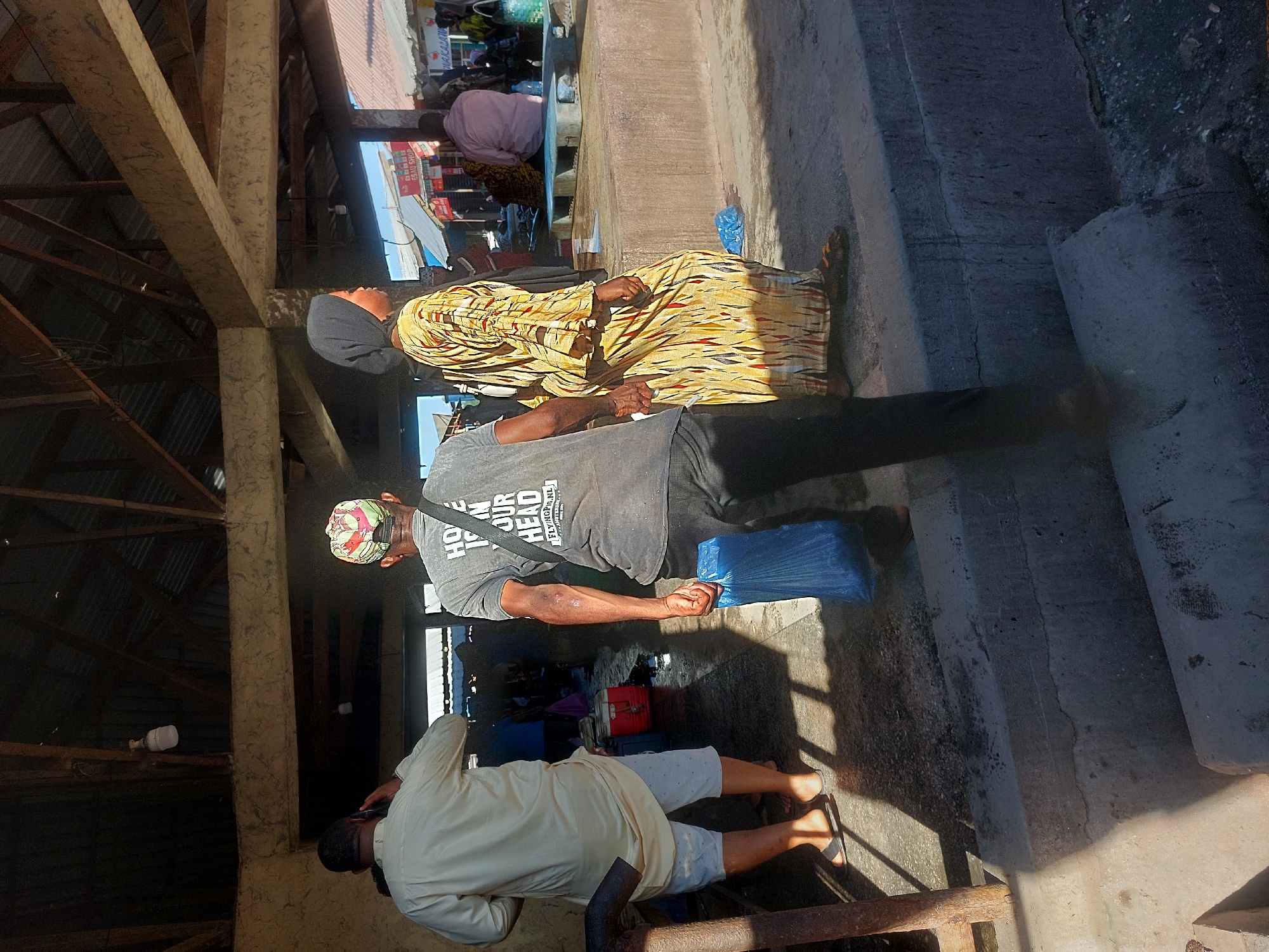 Fish market vendors work busy afternoon in Dar es-Salaam