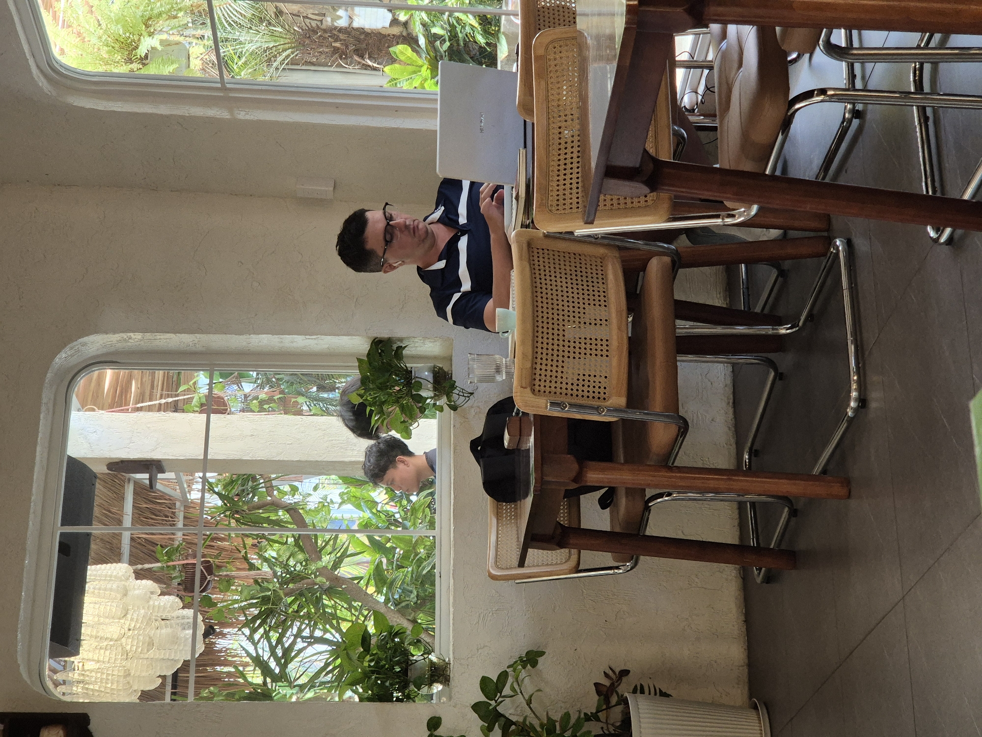 Late-night cafe session in Đà Nẵng with food and coffee