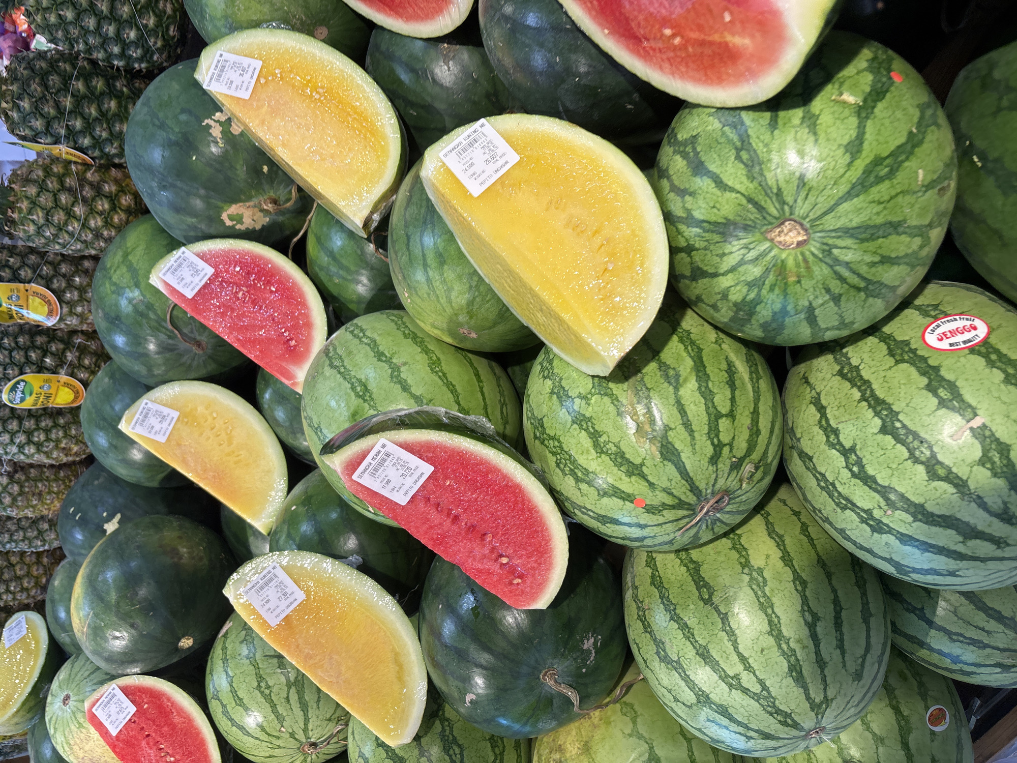 Fresh produce and street scenes at a Kuta Selatan market