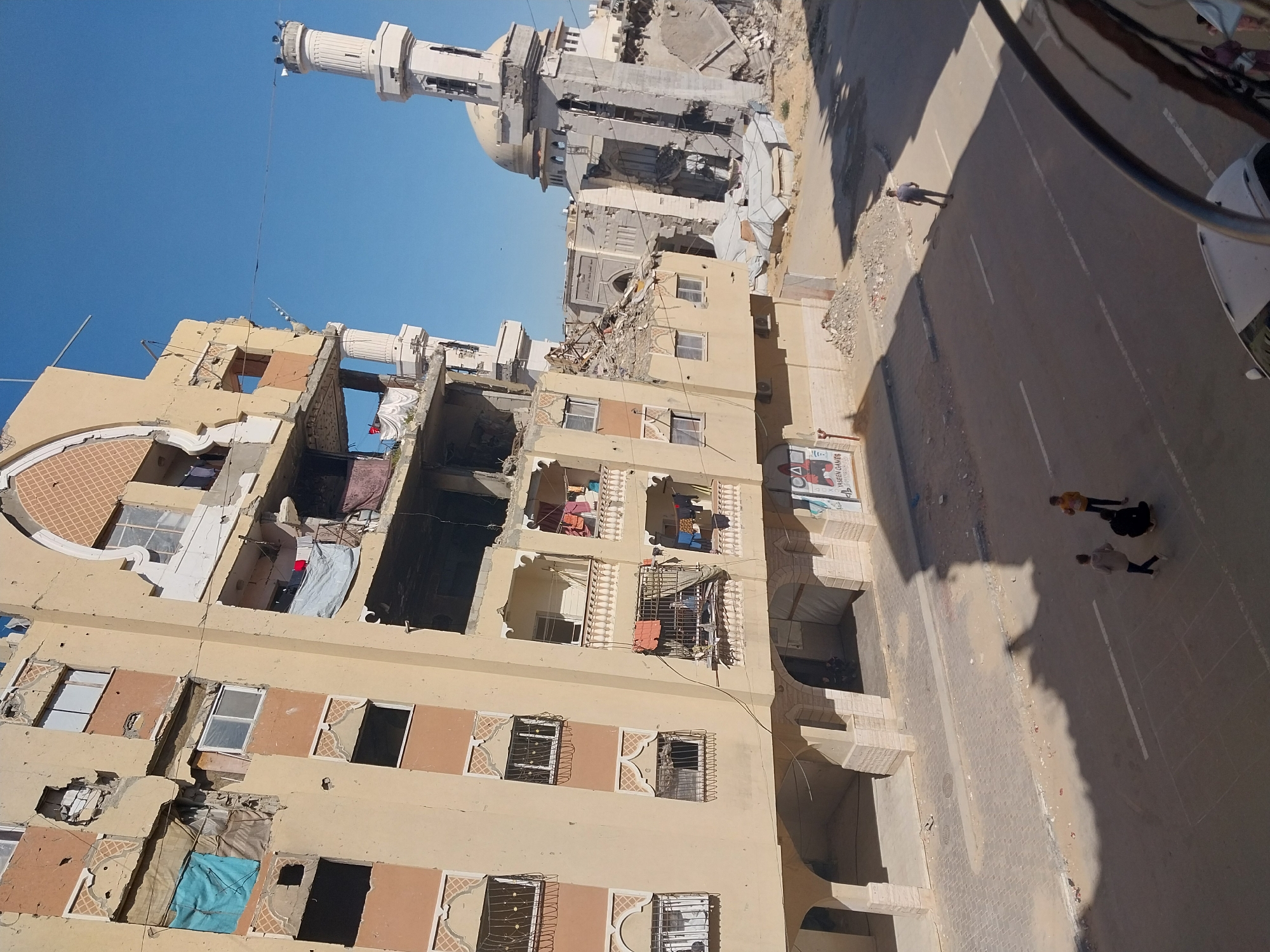 Witnesses document damaged buildings, pedestrian activity in Khan Yunis