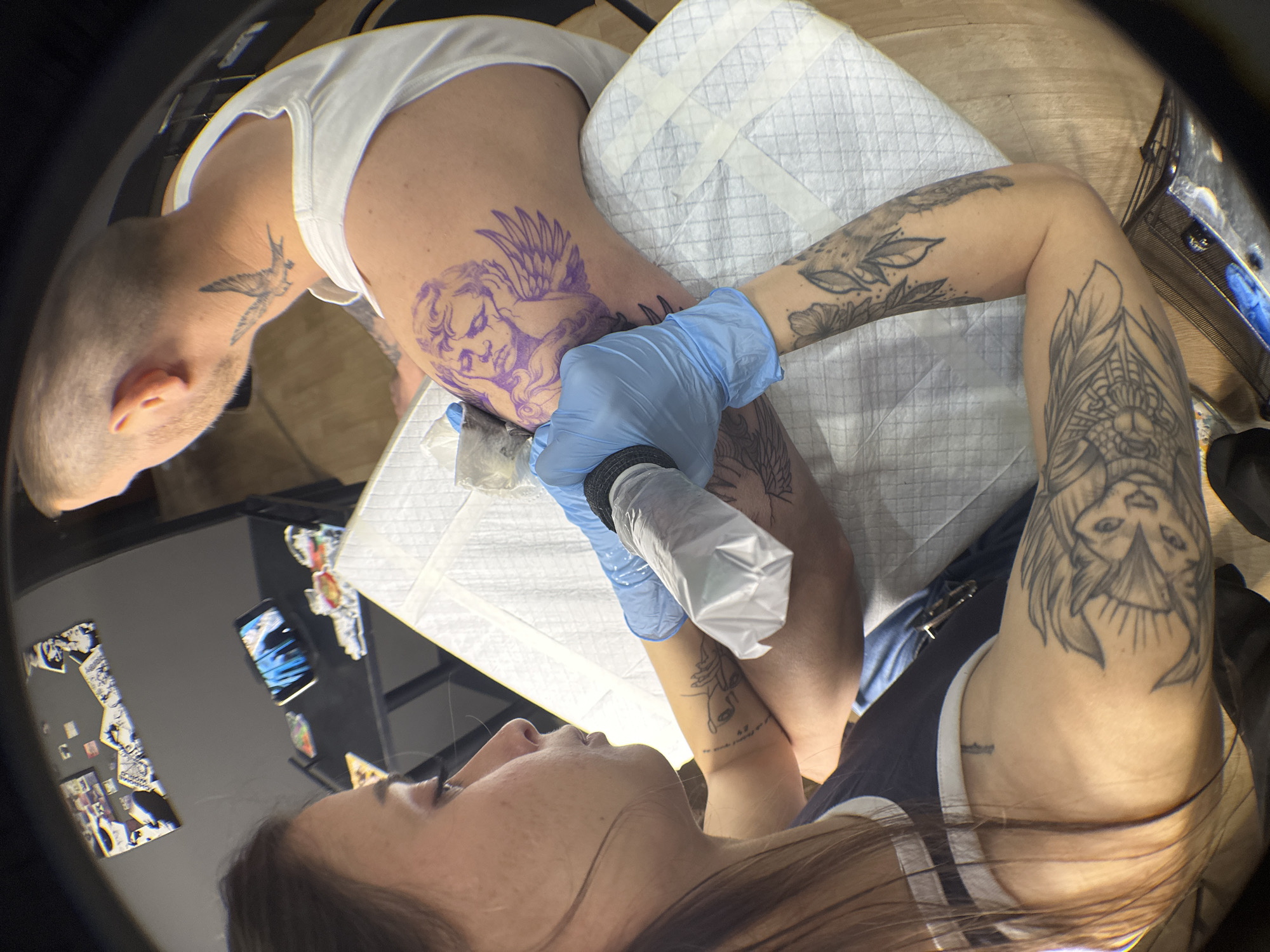 Tattoo artist creates winged design at Saratov studio