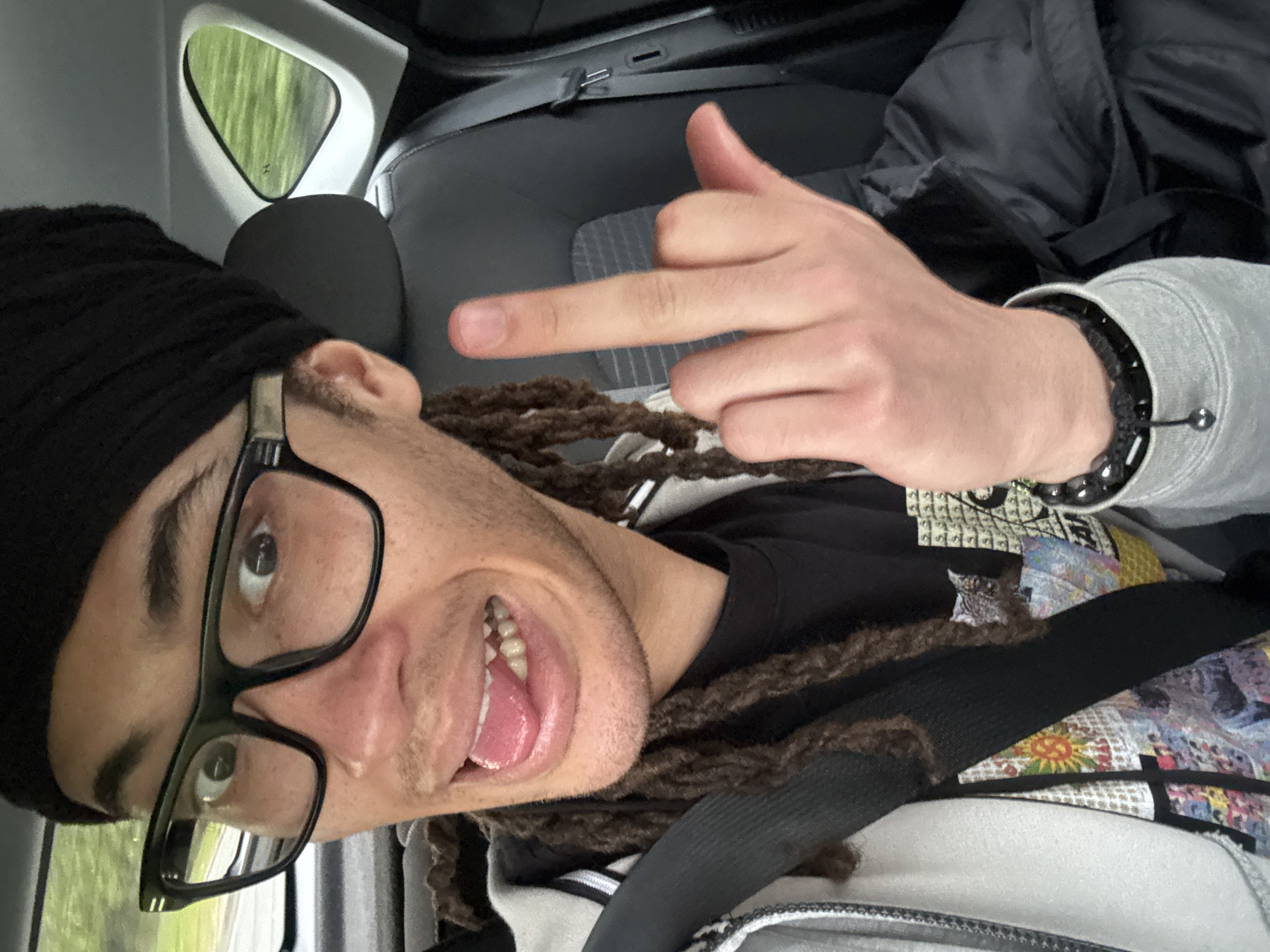Man with dreadlocks observed in car in Forges-les-Bains