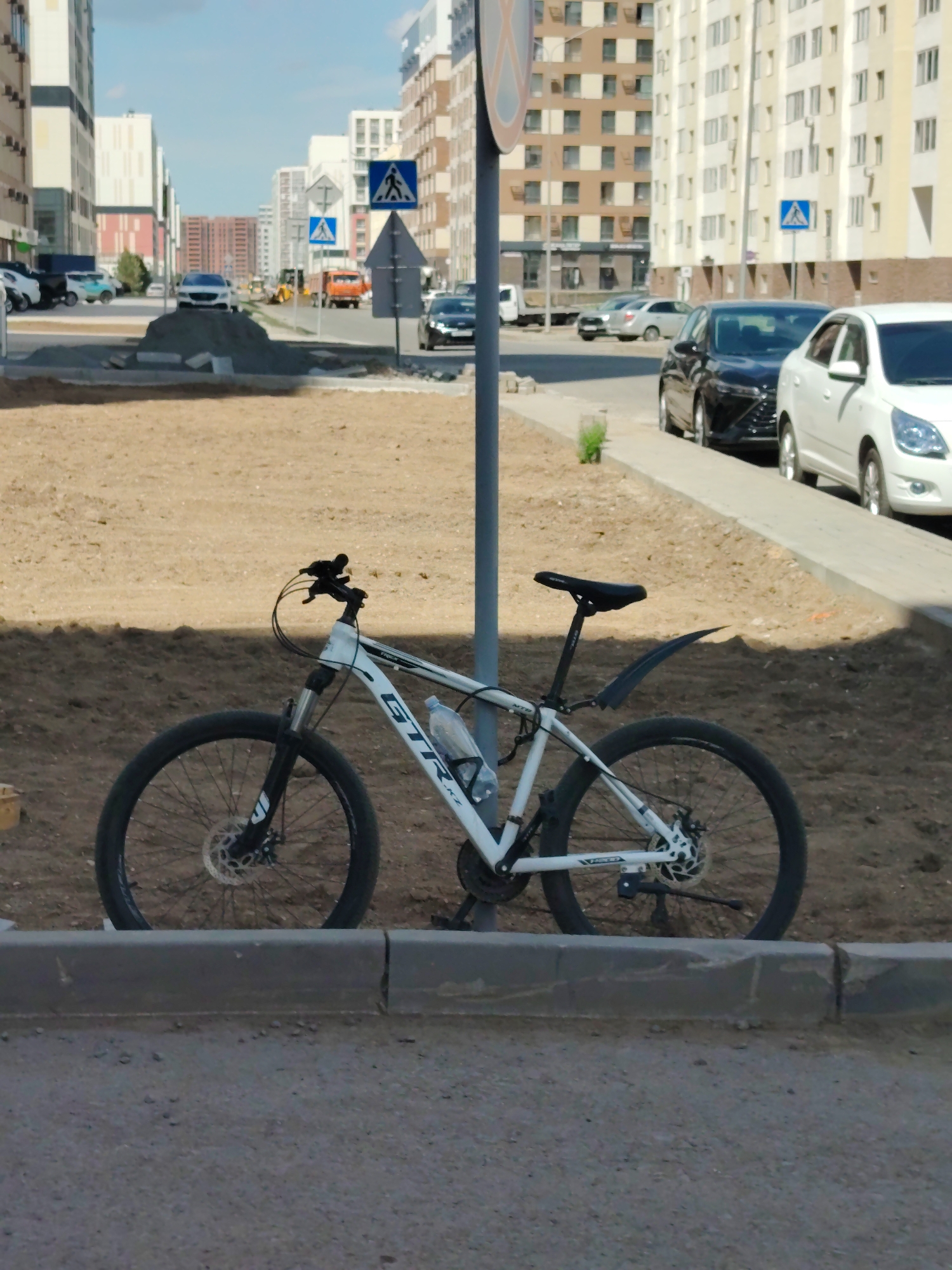 Astana neighborhood in motion: construction, new streets, small details