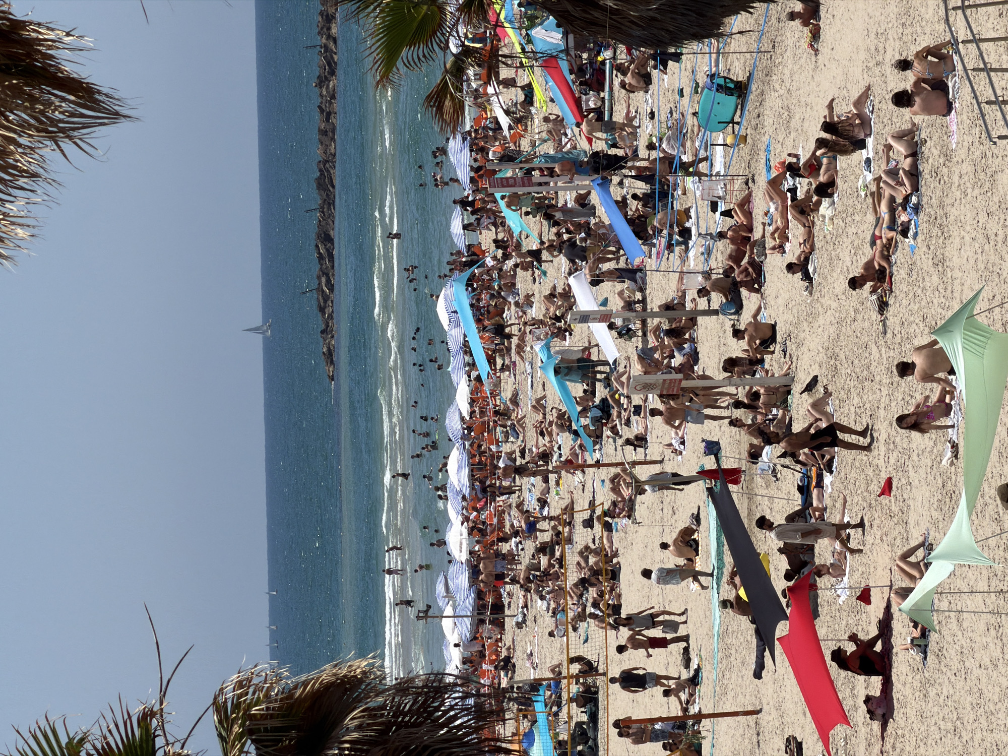 Tel Aviv witness captures beach crowds, selfies, mounted police