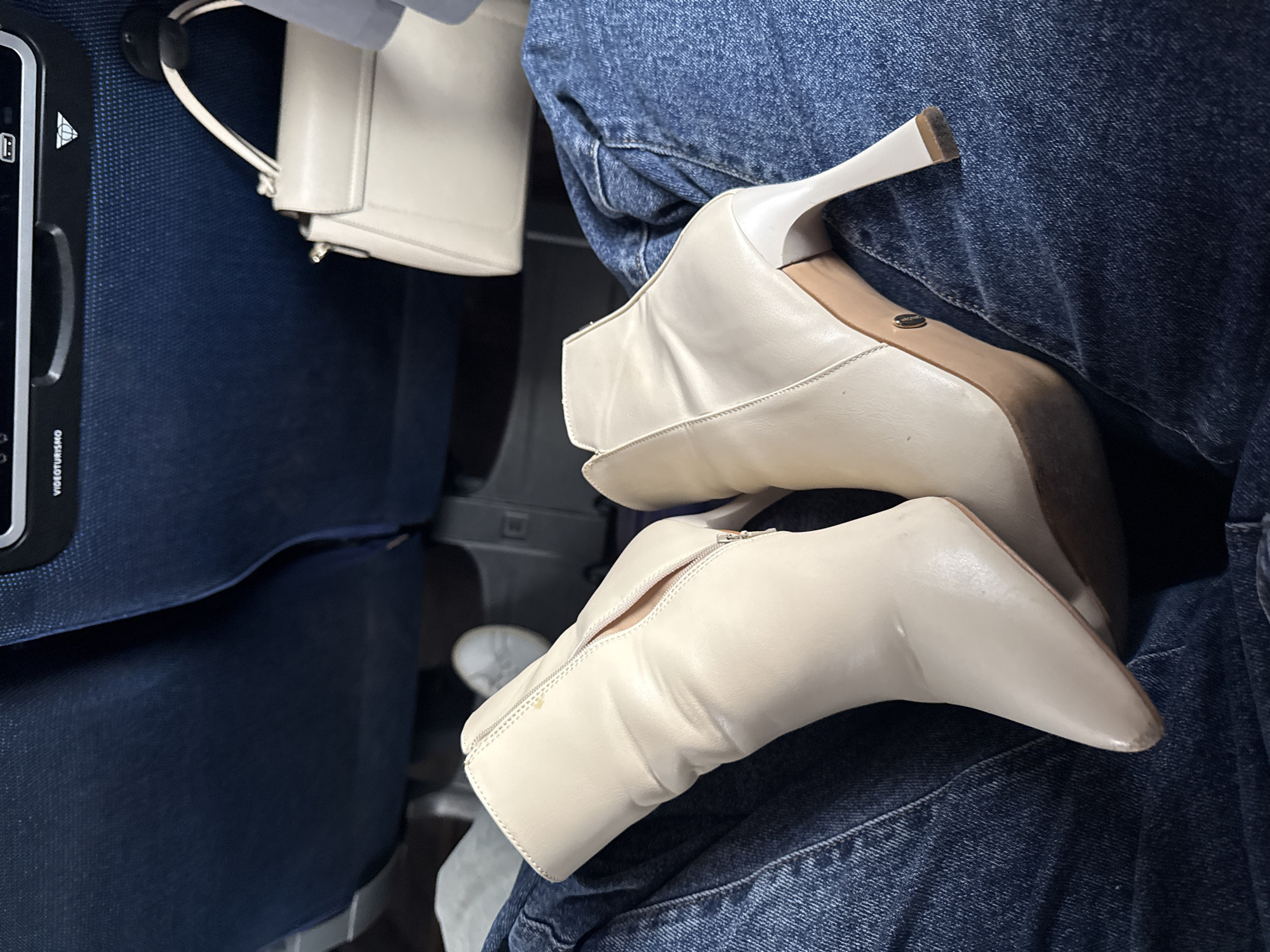Passenger photographed with ankle boots aboard aircraft near Ocotlán
