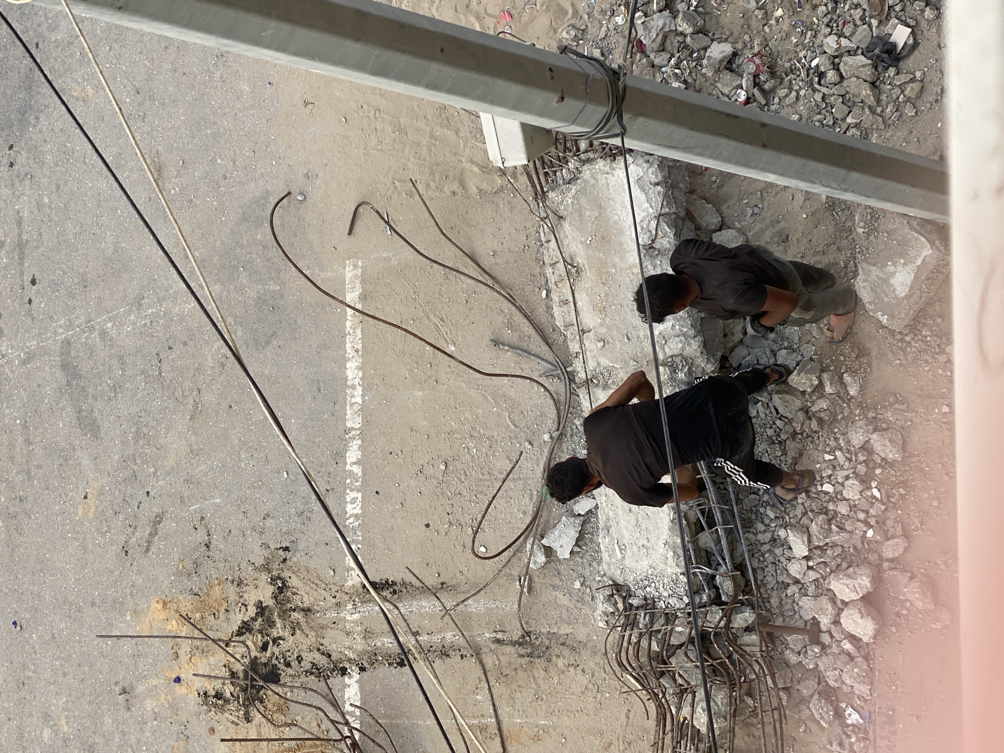 Construction workers observed at roadside in al-Qarara