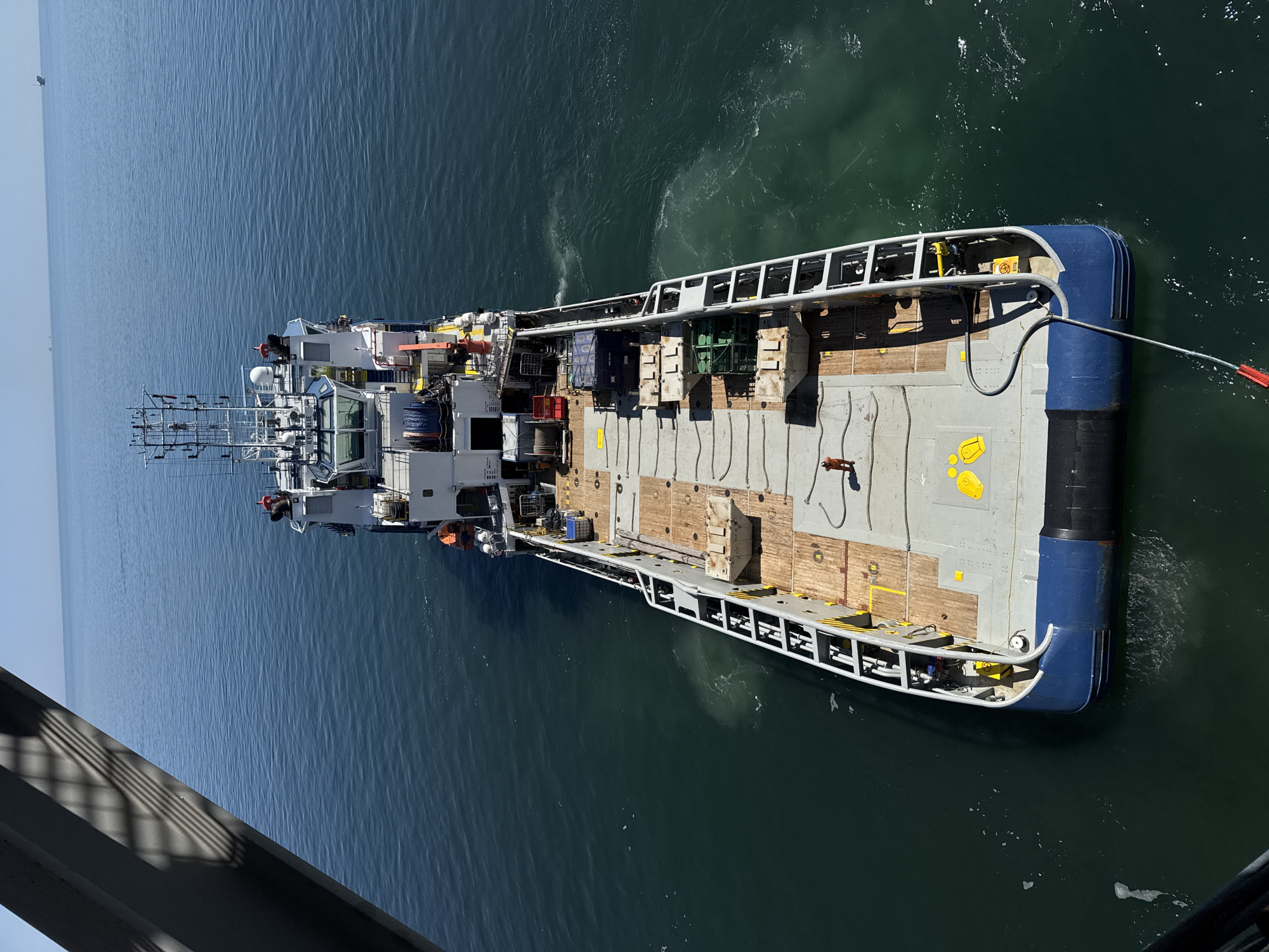 Supply vessel conducts offshore platform operations in Italian waters