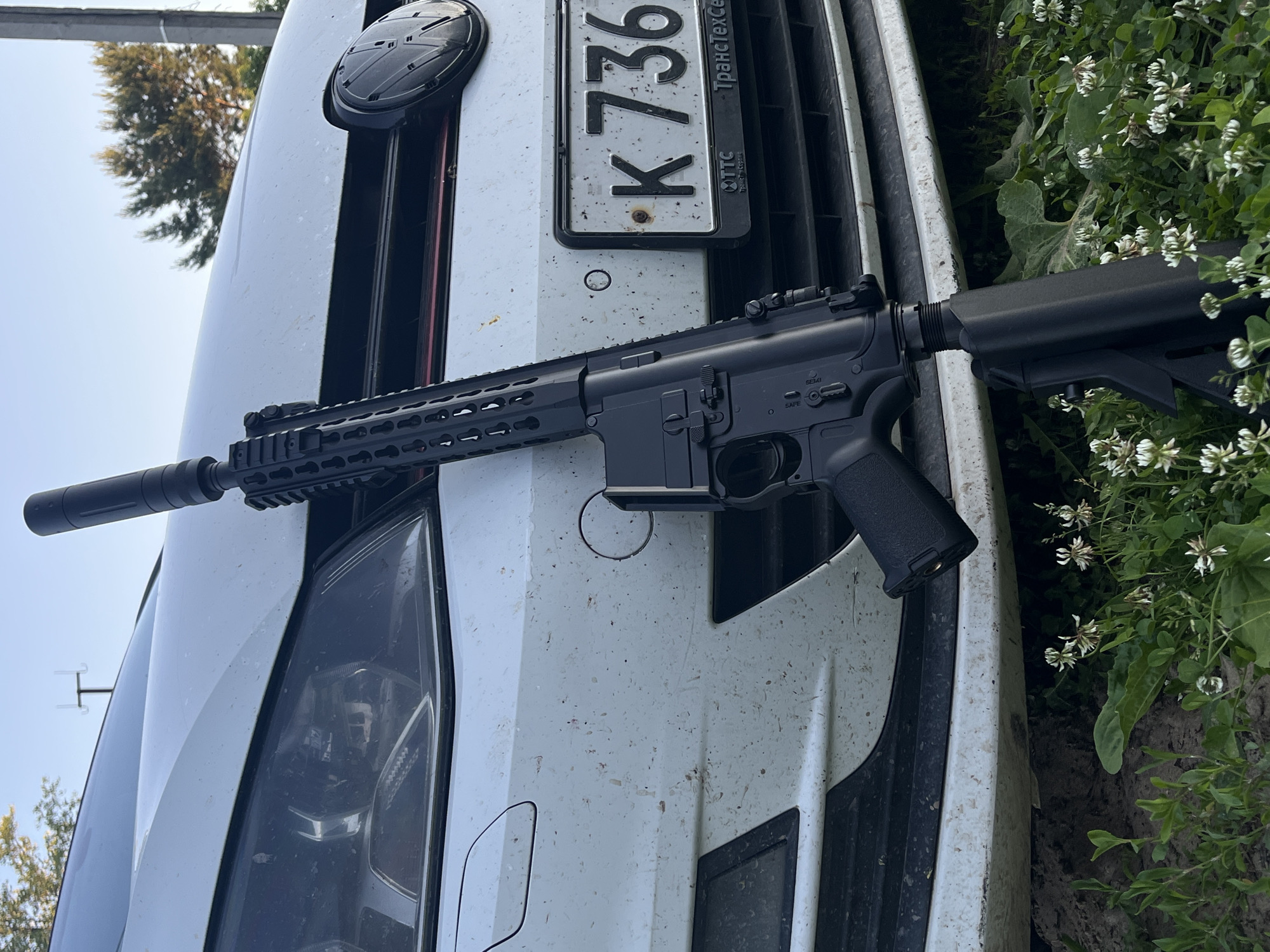 Rifle documented against vehicle in Vasilyevo, Russia