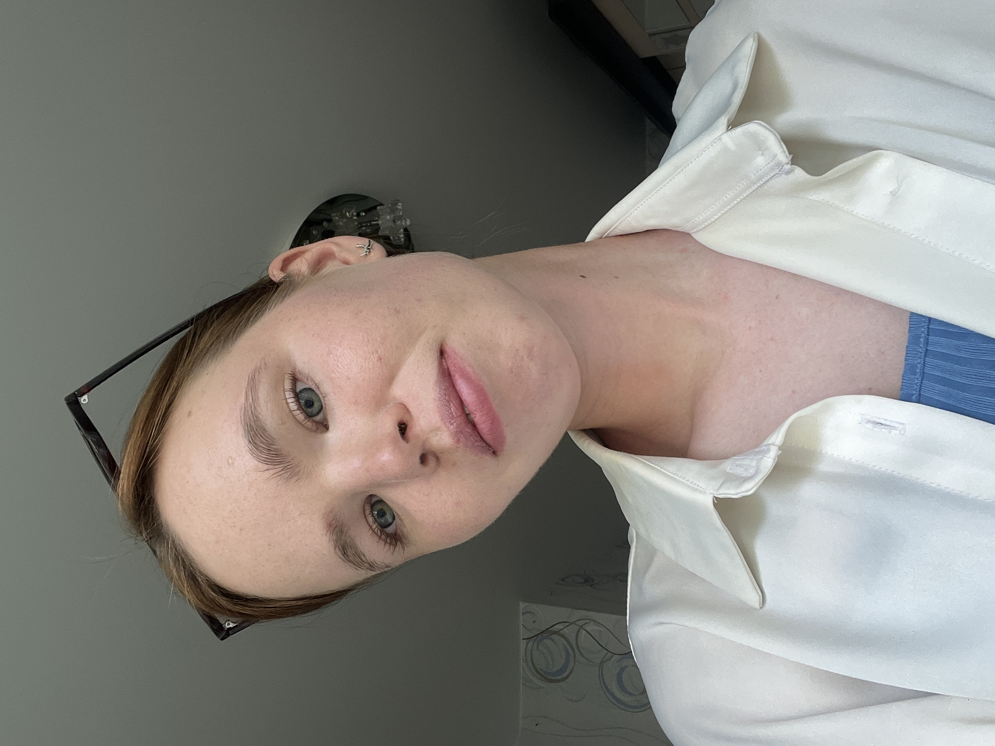 Woman documents morning outfit change in Chaikovsky apartment selfies