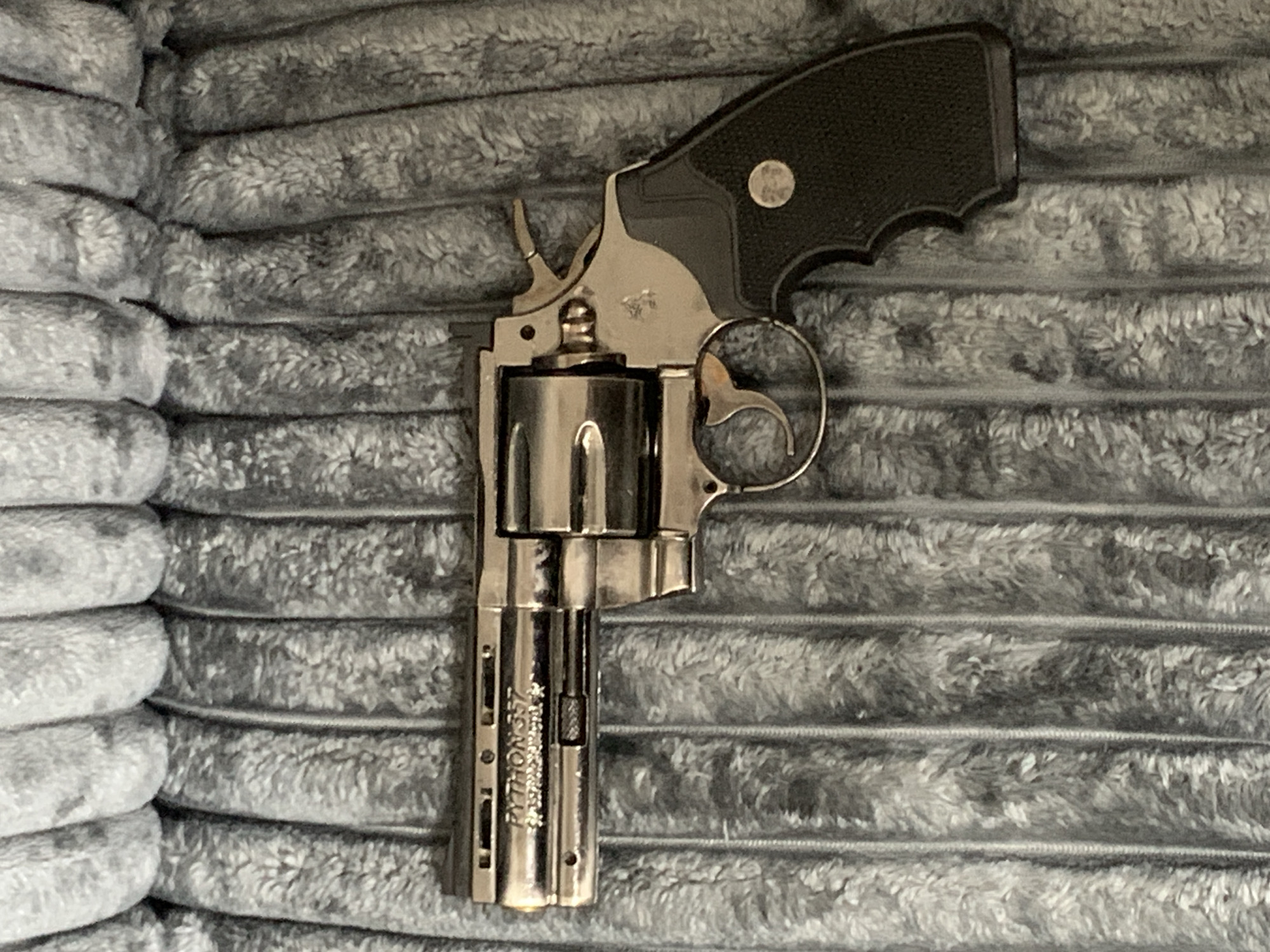 Tashkent apartment interior with firearms, décor, and building exterior