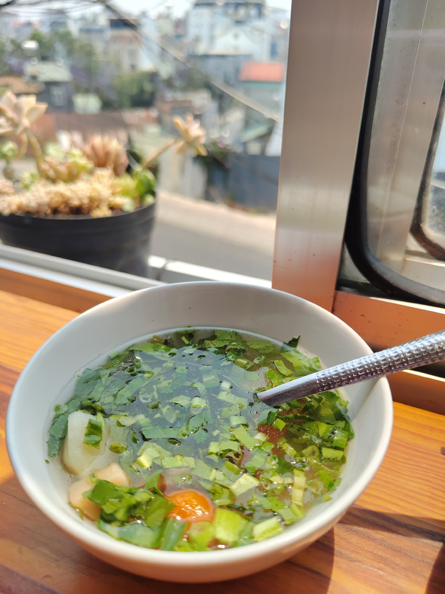 Morning scenes of food, streets, decorations captured in Da Lat