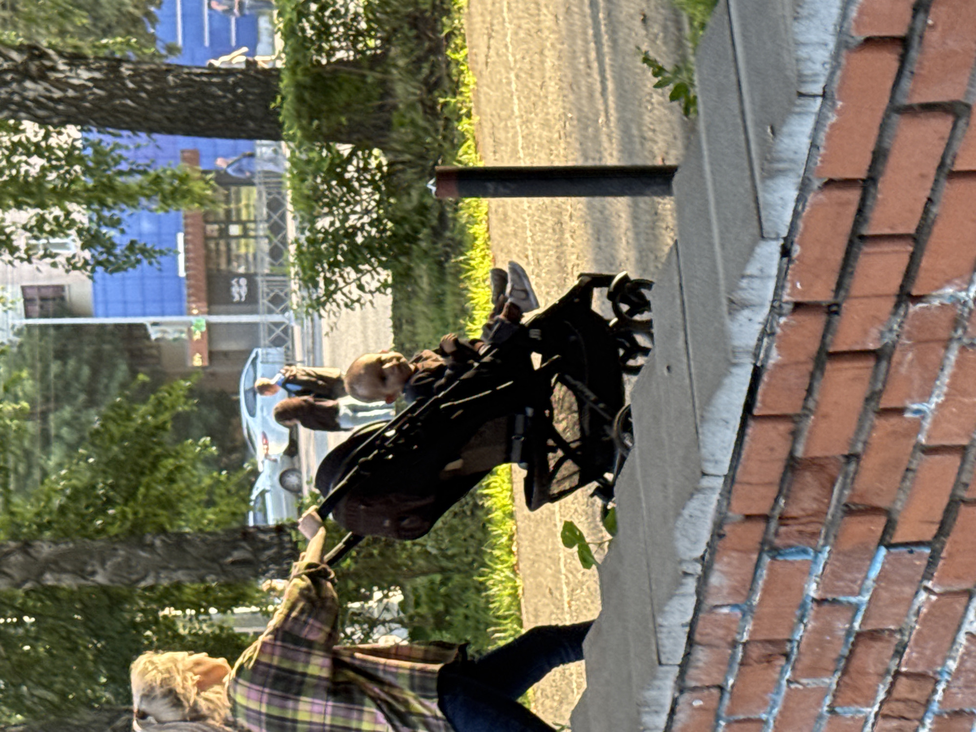Everyday street life along Ufa's sunny sidewalks