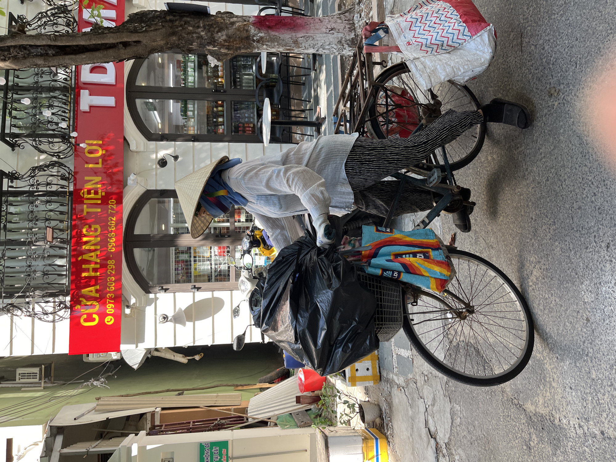Morning street life documented in Đà Nẵng, Vietnam