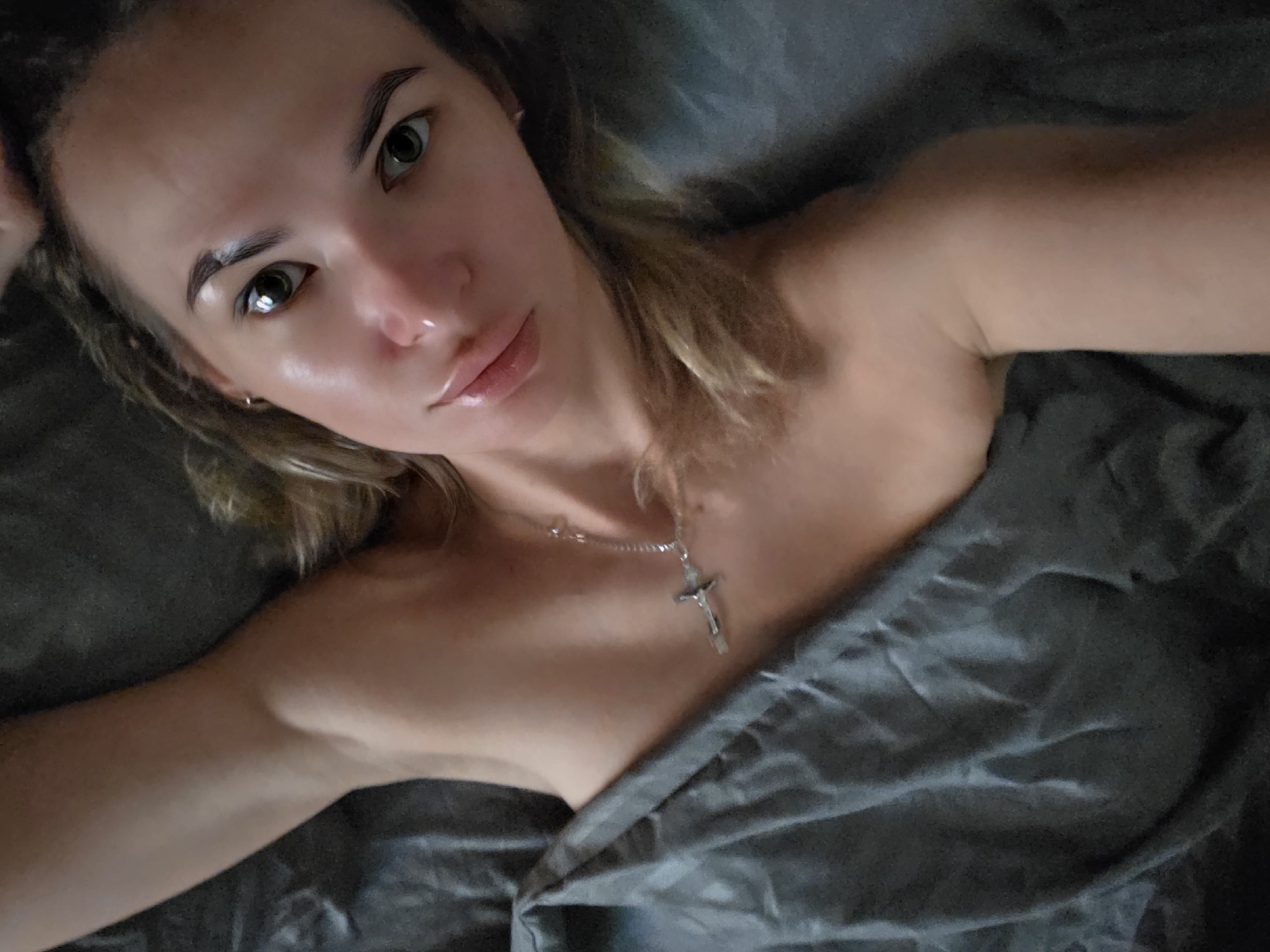 Winter evening selfie session documented in Chaikovsky, Russia