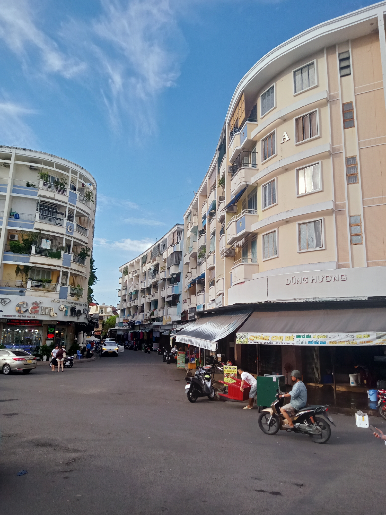 Morning street scenes captured in Nha Trang Ward, Vietnam