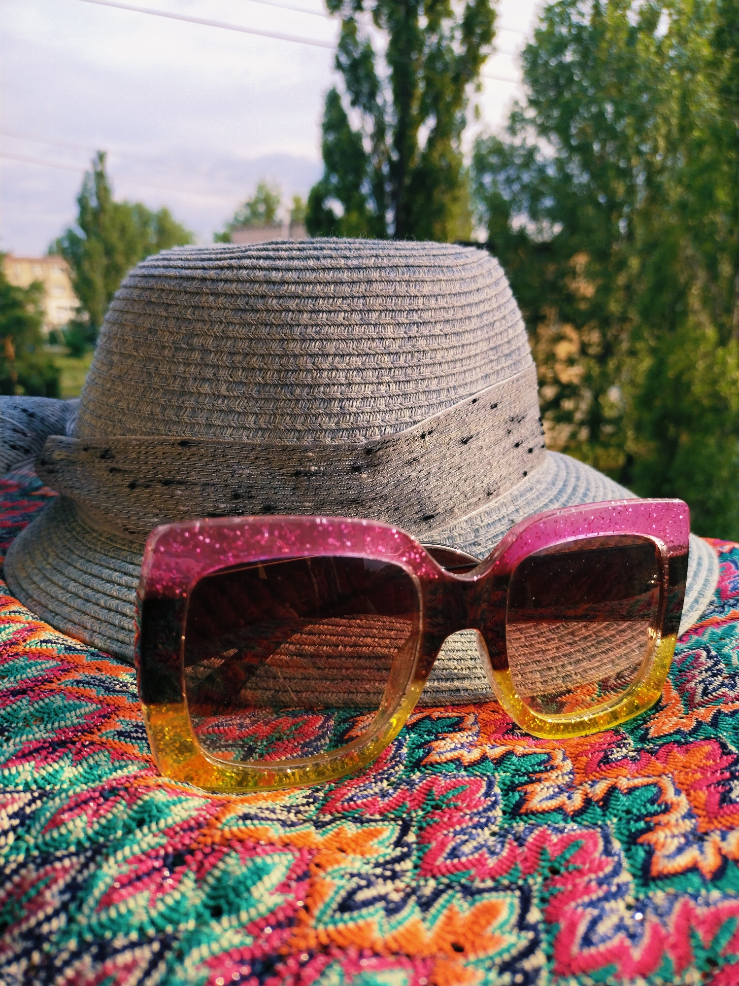 Straw hat selfies and a Ganesha figurine in Horishni Plavni